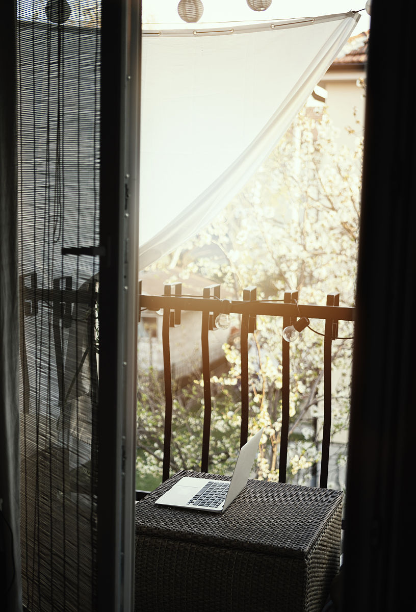 阳台改造落地窗后物业让恢复怎么办 用250字帮我描述