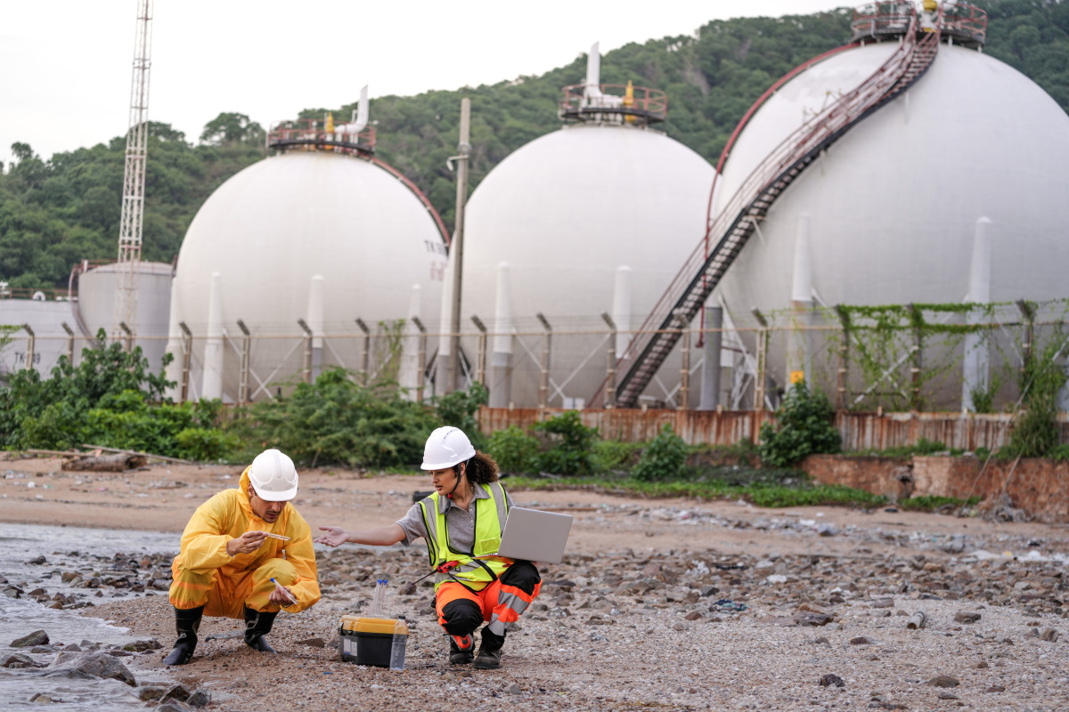 将下列文字中可以加入安全案例的地方进行标注要求标注安全案例的具体类型和大体事件：石油储运库是国家的重要战略资源负责储存和运输大量的石油和石油化工产品。在国家安全方面石油储运库的重要性不言而喻。为了保障国家的能源安全和经济发展石油储运库必须保持高度警惕防范各种安全风险。在安全生产方面石油储运库也面临着诸多挑战。由于储运过程中涉及到大量的危险化学品一旦发生事故后果将不堪设想。因此在石油储运库的安全生产