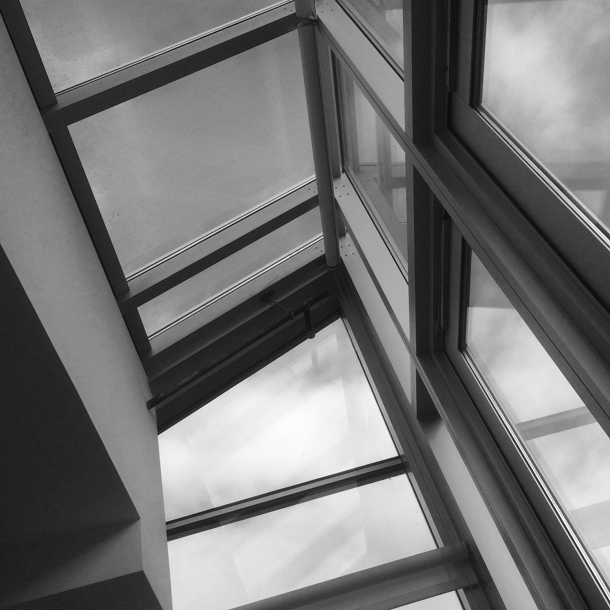 低辐射镀膜玻璃：隔热节能，舒适生活