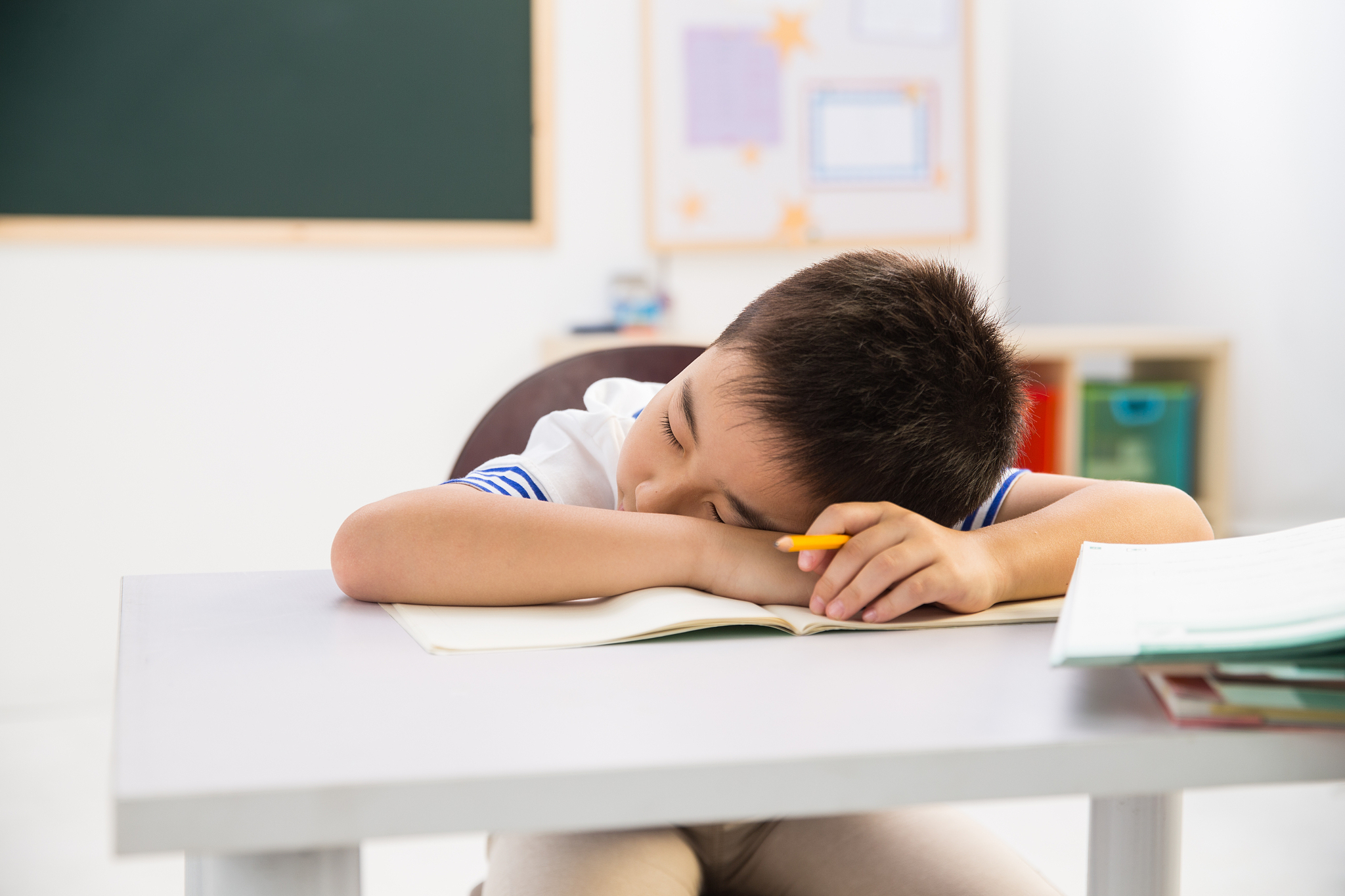 小学男生在教室里