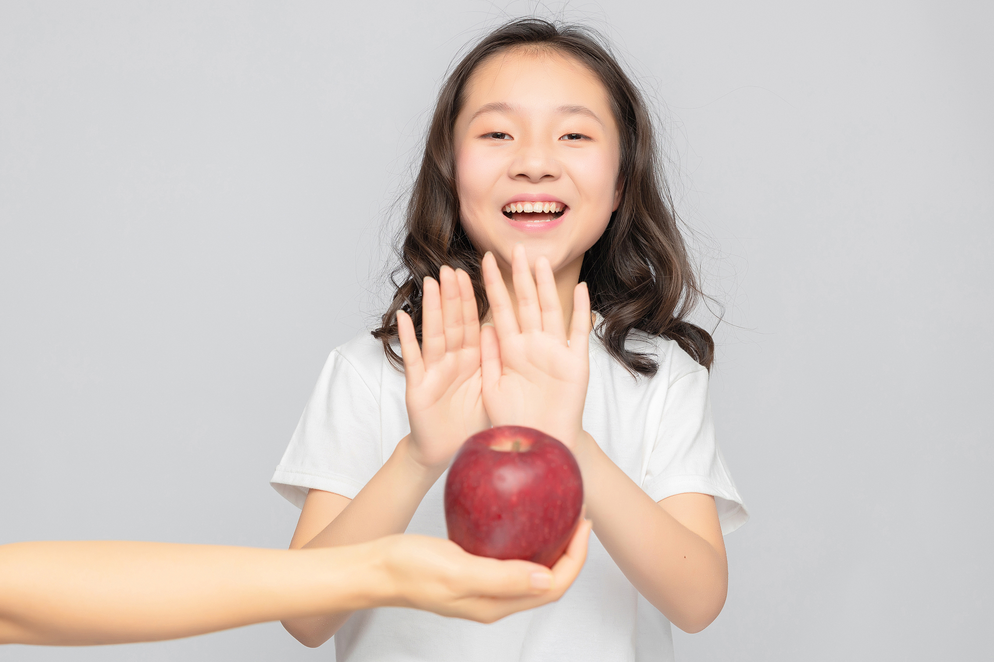 灰色背景里的亚洲小学女生