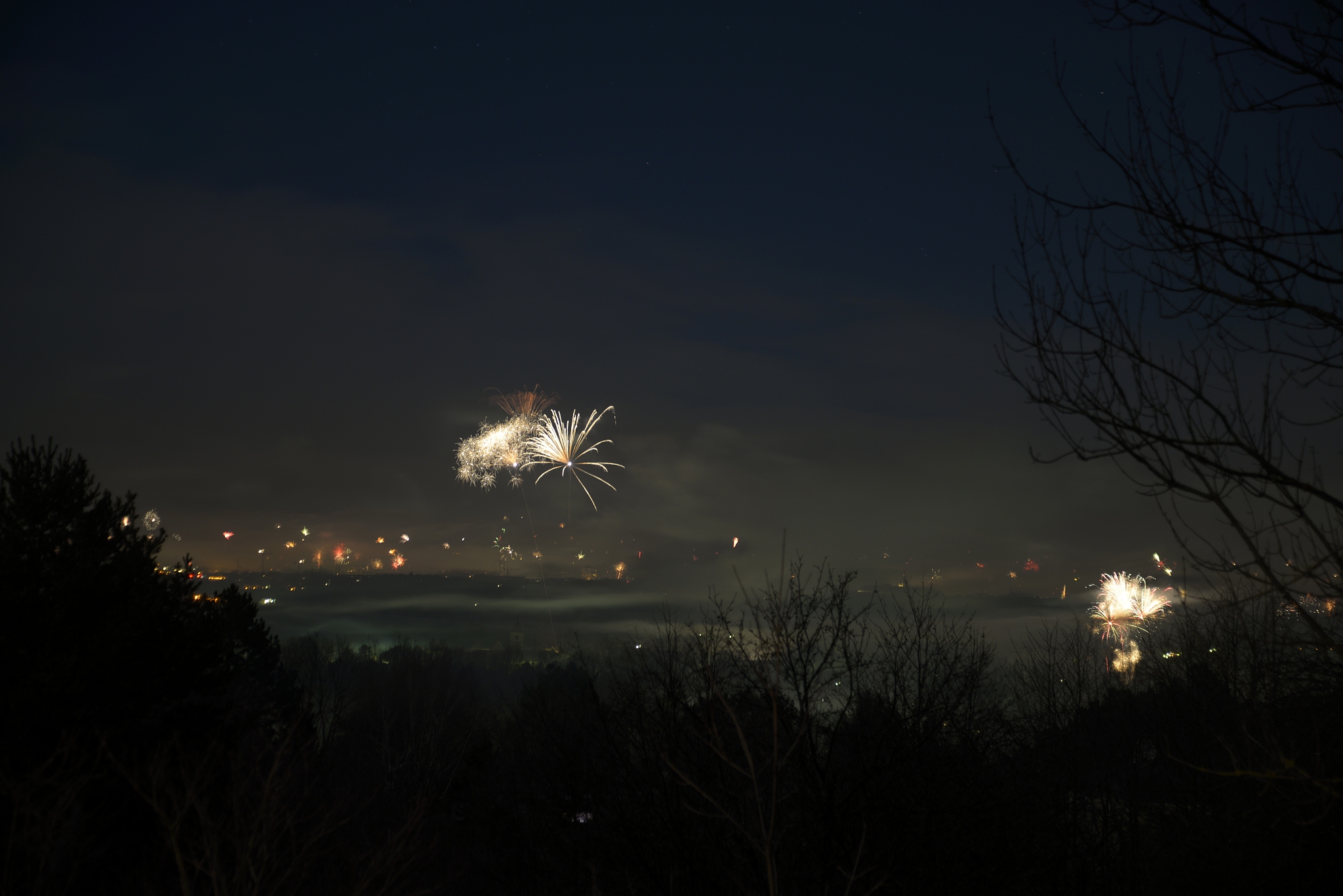 晚风轻拂，炊烟袅袅：描绘夜城欣荣景象