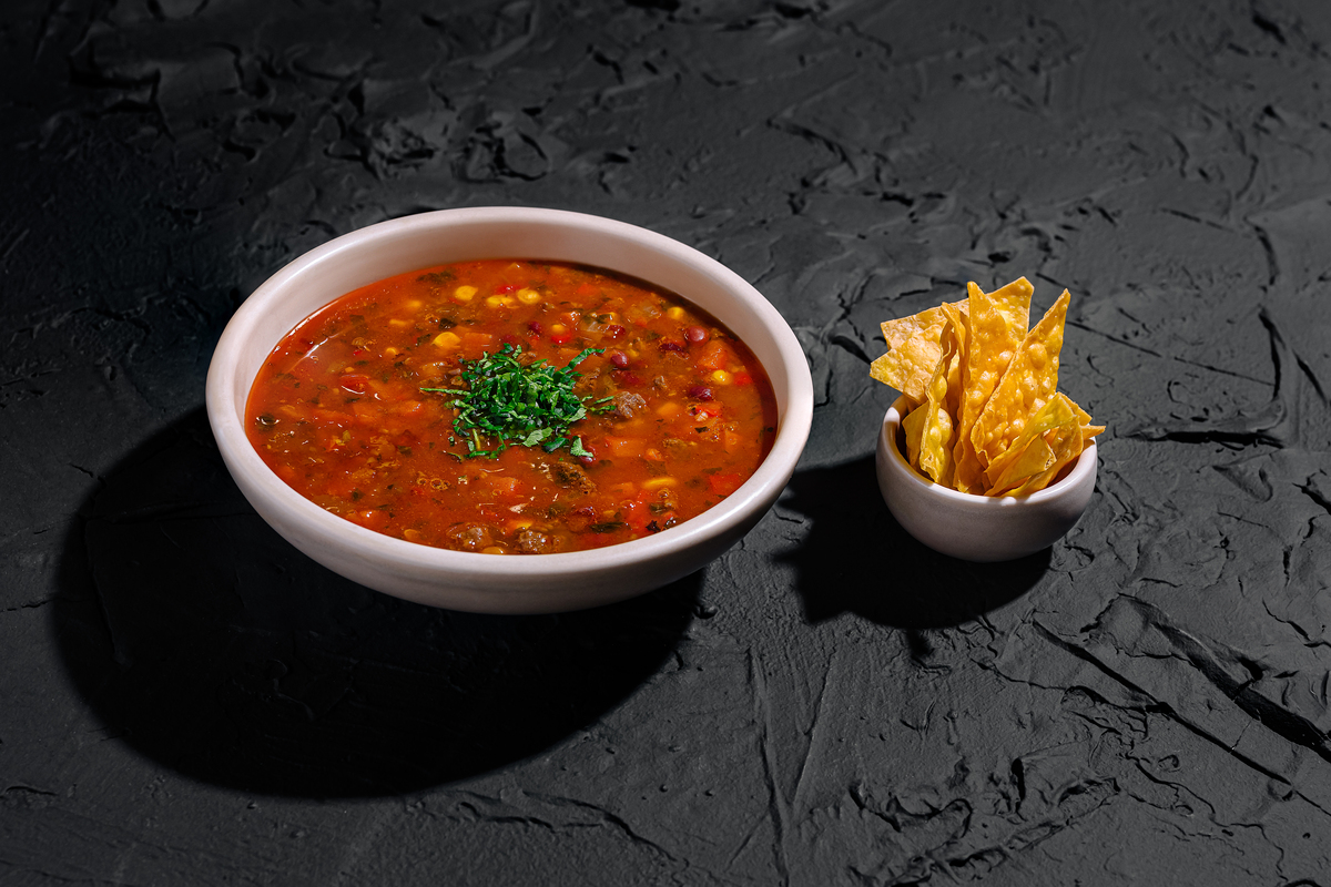 请根据以下模板写一份相似的文案使其更有画面感更加诱惑力文字数量大致相同我媳妇的晚餐换成了这个好吃又美味的低卡捞汁真的太赞了我应该能吃整个夏天先准备一个饭盒放入你媳妇爱吃的黄瓜条金针菇虾仁和鸡蛋作为蛋白质蔬菜有胡萝卜和小番茄66粒玉米还有你喜欢的配菜碗里先倒半碗水灵魂就是这个泰式酸辣汁其他调料都不需要放了清爽脆口再也不用担心水煮菜难吃