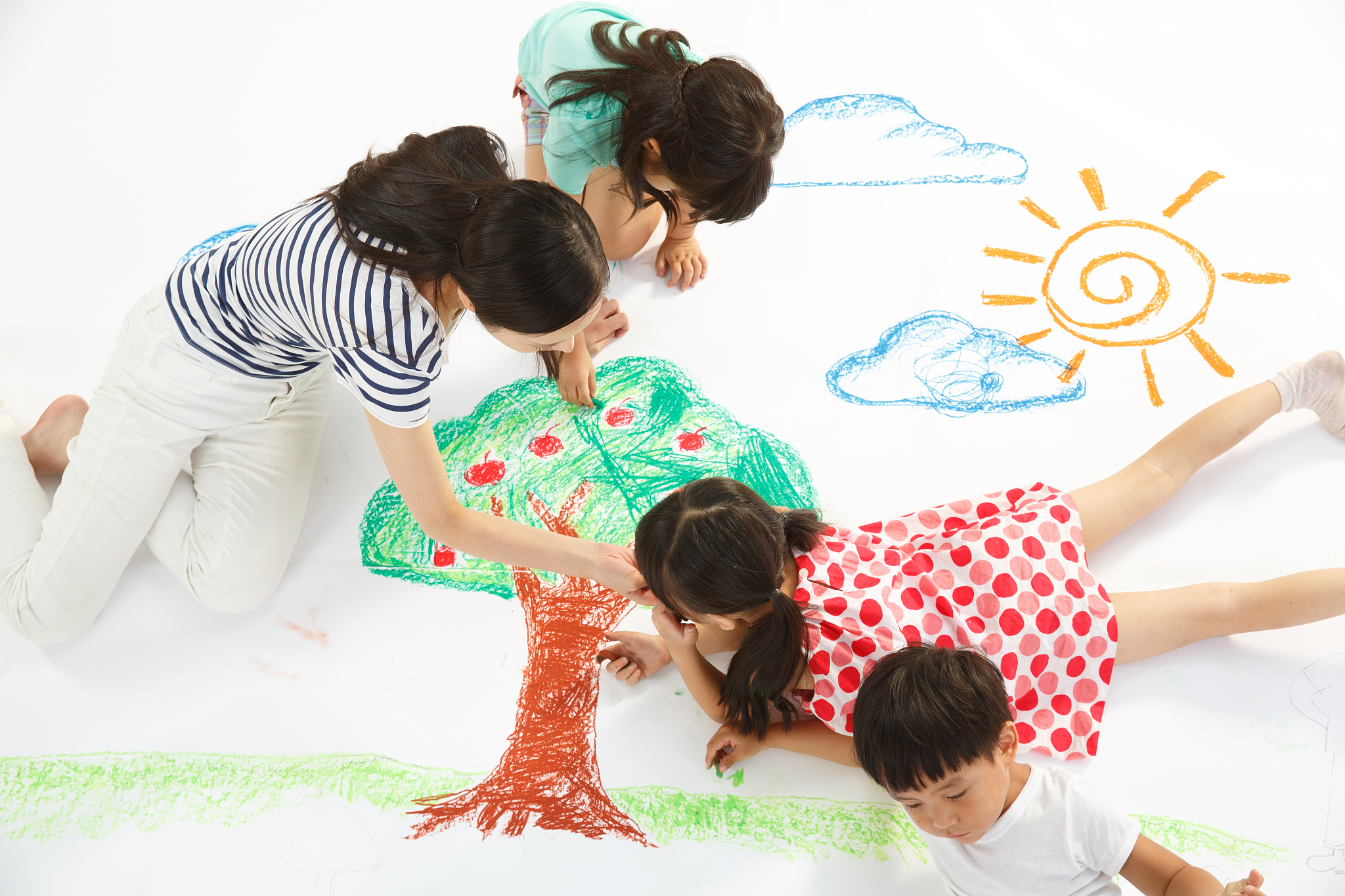幼儿园儿童和老师在作画