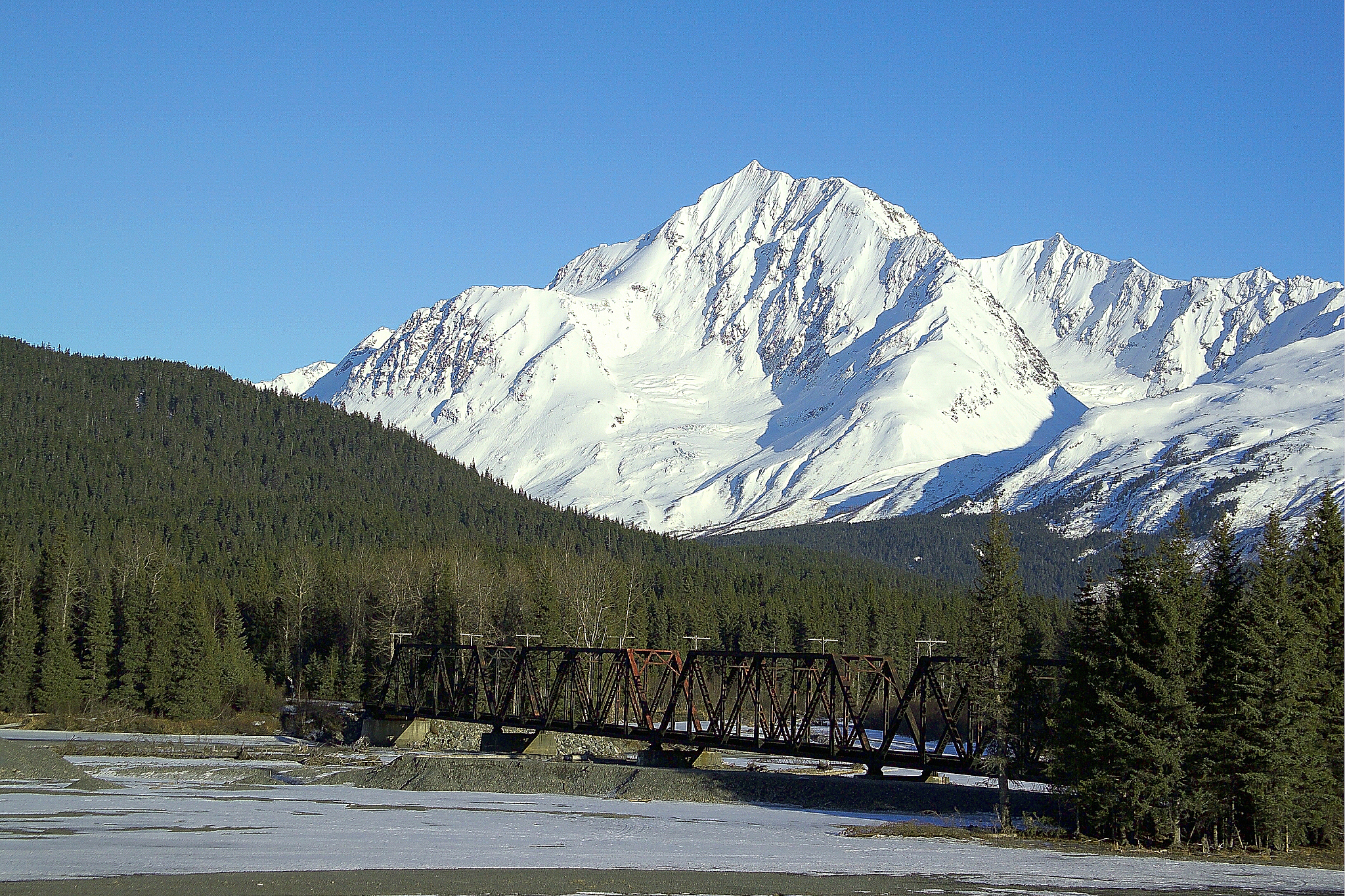用右脚起跳，用左脚尝试技巧 - 铁路桥上的平衡挑战