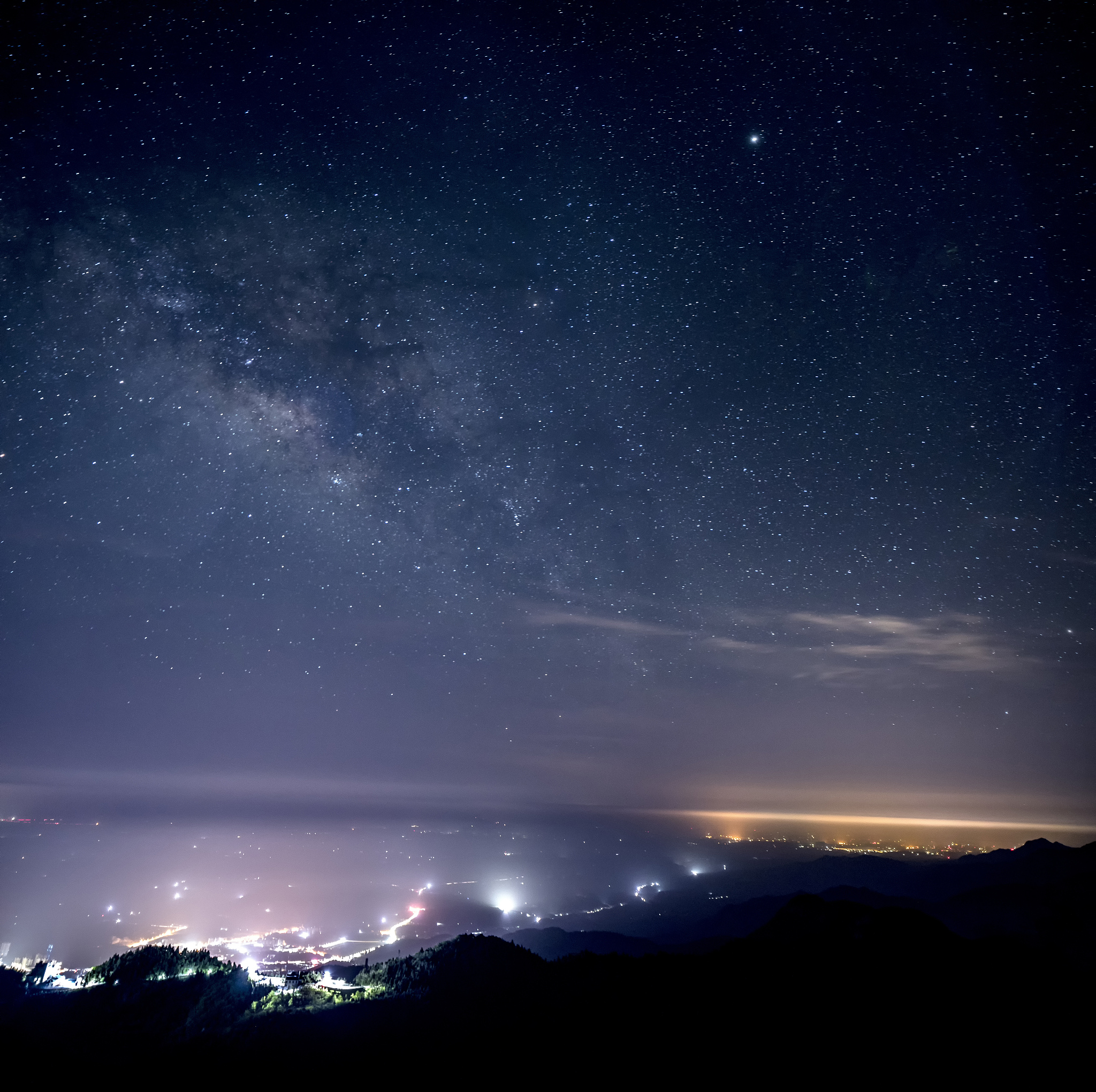 实习日志一今天是我实习的第一天非常兴奋也有些紧张。我被分配到了一个建筑环境与能源应用工程项目组负责参与一个新建楼宇的能源效益评估工作。早上我先与项目组的其他成员进行了简单的介绍和交流了解到他们正在对该楼宇进行能源模拟分析以评估其节能潜力。我很高兴能够参与到这样一个重要的工作中因为我知道能源效益对于建筑行业的可持续发展至关重要。上午我跟随项目组的一位工程师学习如何使用能源模拟软件进行模拟分析。这款软