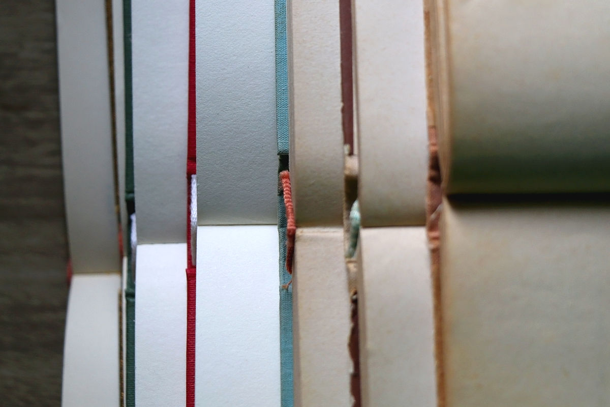 降重润色本章利用直接标记法，直接将时间分辨荧光微球与氰戊菊酯抗体进行标记，研制出了一种方便快捷且灵敏度较高的免疫荧光层析试纸条，可用于定量检测氰戊菊酯。采用控制变量法对试纸条的pH、抗体标记量、探针稀释倍数、检测线质控线、免疫反应时间等重要参数进行了优化