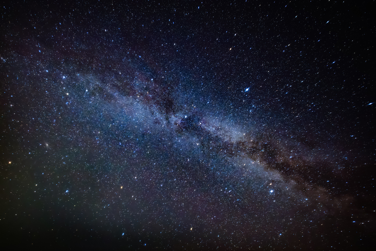 宇宙之谜：为何夜空漆黑一片？