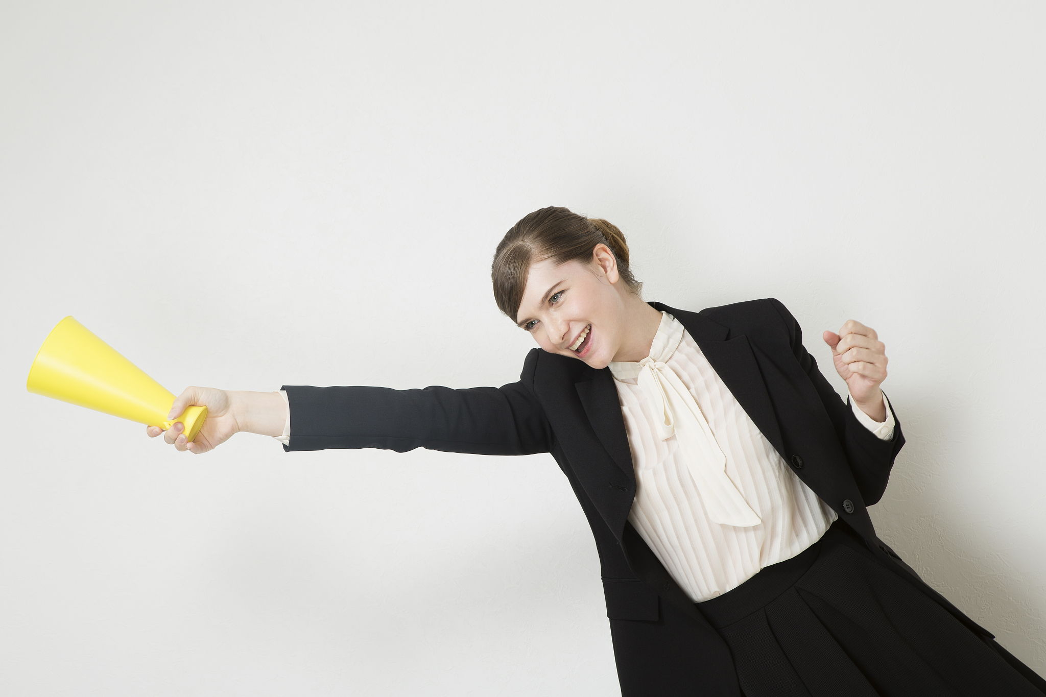 人心都是相互的都是坦诚相待我自问我对你至少是认真的去对待而你呢我没想跟你涉及金钱我只是觉得现在赚钱都不容易现在有这么个机会我还不是想着让你多赚点但是你知道吗我们都是成年人感情是不需要花钱但生活需要如果有一天家人生病了父母生病了你总不能告诉意思你很爱他们吧还不是得先让你把费用交齐了才会开始做手术当然这只是其中一小部分过生活就是柴米油盐酱醋茶就注定得花钱别总想着安于现状不打拼怎么过自己想要的生活用通俗