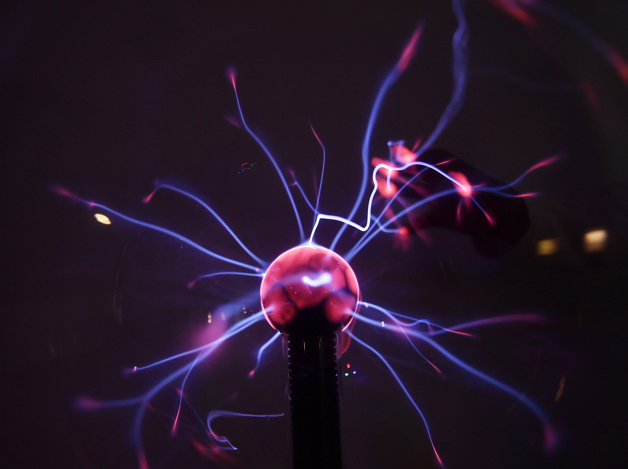 特斯拉与爱迪生：电流之战背后的科学与启示