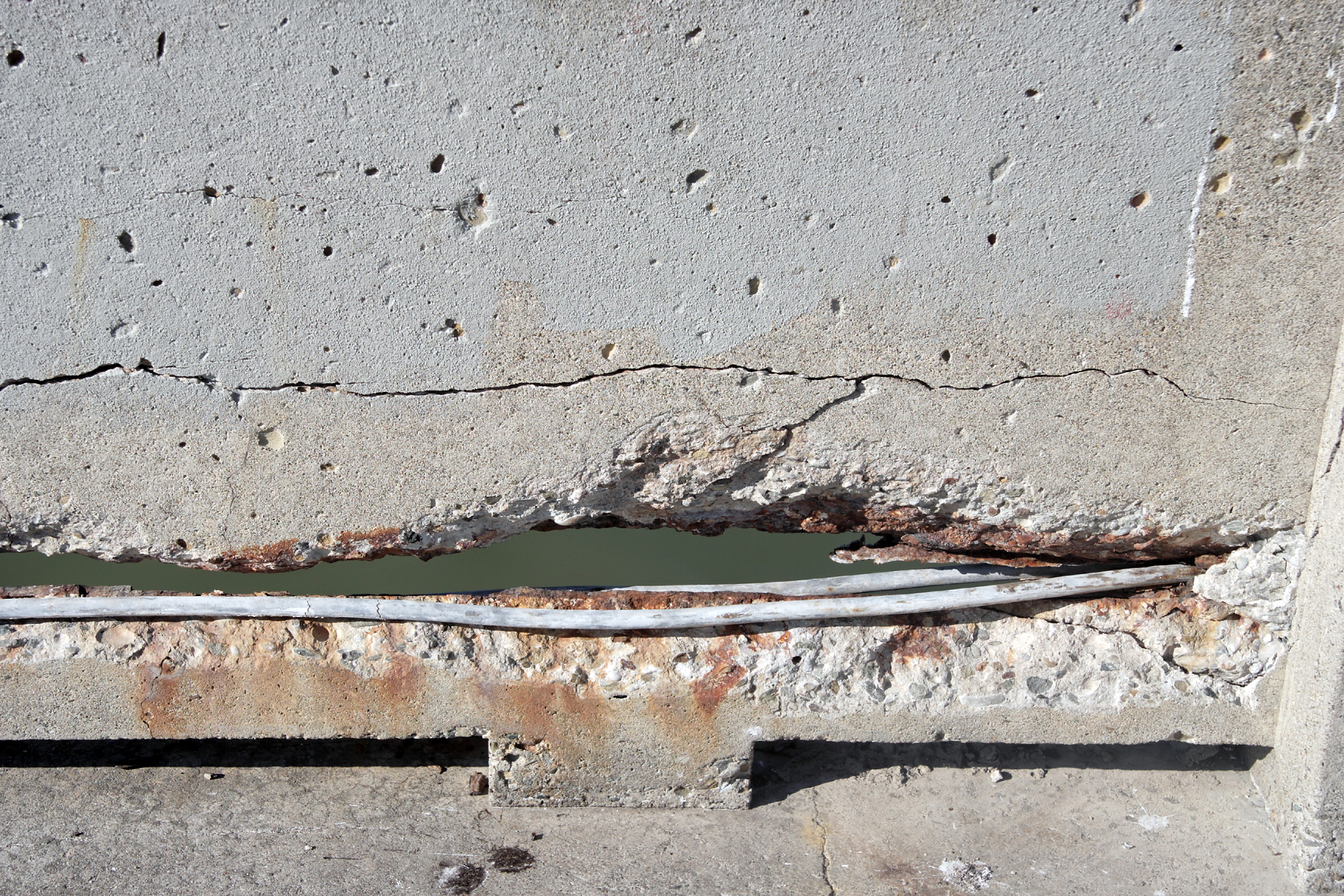 钢筋砼框架裂缝：房屋地基基础不均匀沉降的常见原因分析