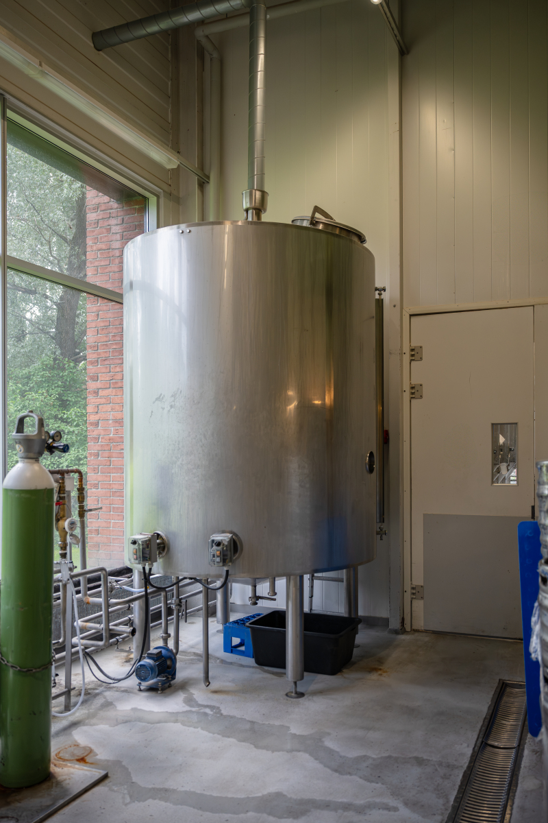 发酵罐由于操作失误就可能造成罐内真空甚至被吸瘪叙述造成上述事故的原因以及预防的方法。