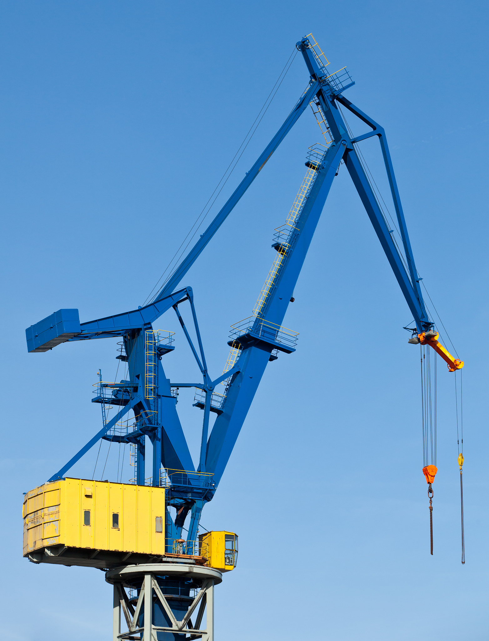 Crane: Heavy Lifting Equipment for Construction and Industry