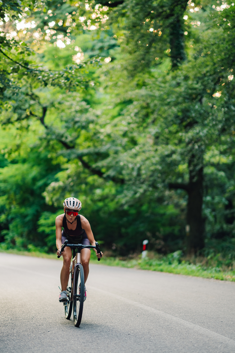 帮我撰写一片夏日时尚美文酷热暑假正当时让我们准备好清凉套装一起整装待发向户外发出邀请吧骑着单车在绿荫小径