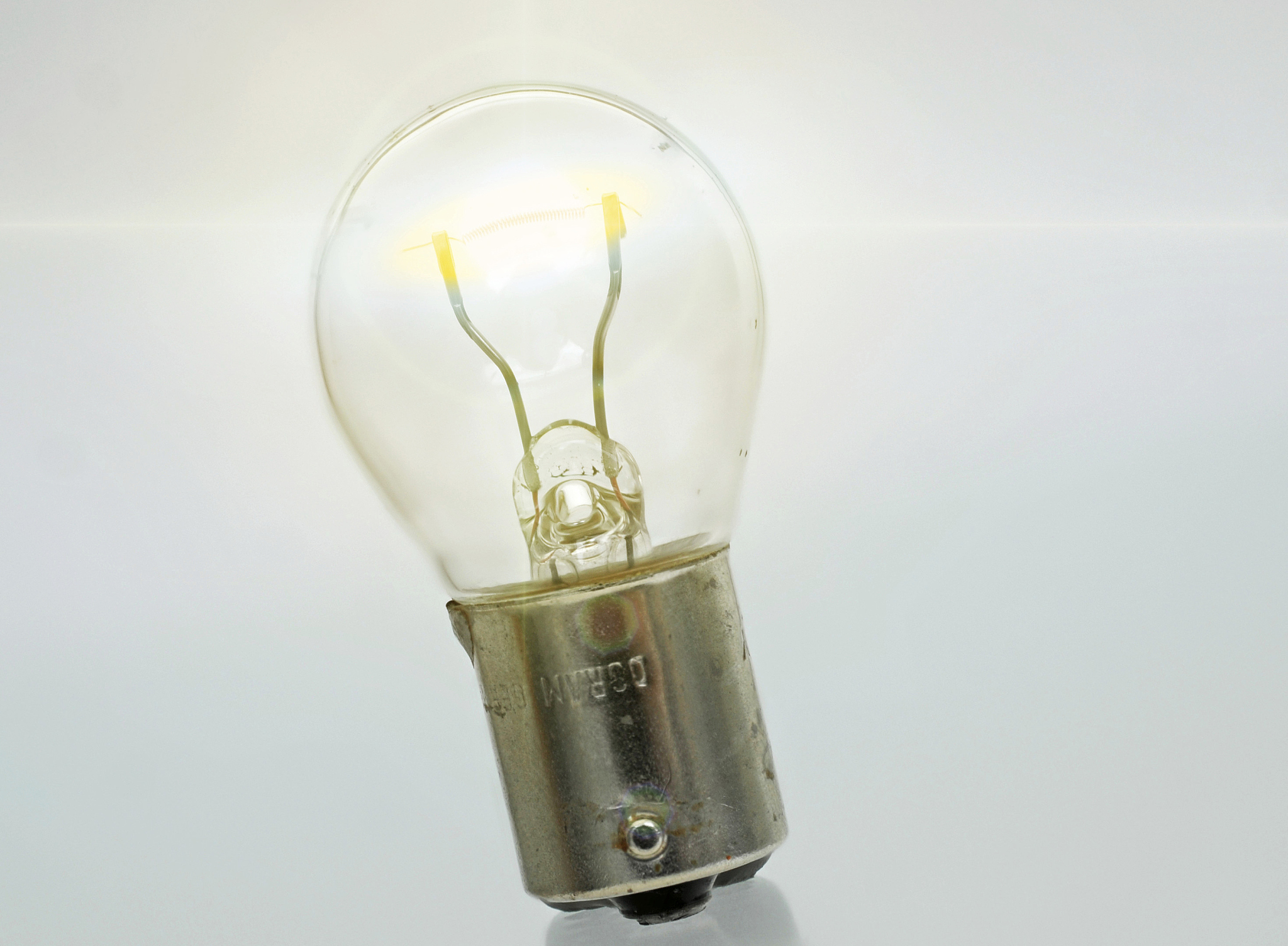 关灯微亮怎么办？原因分析及解决方法