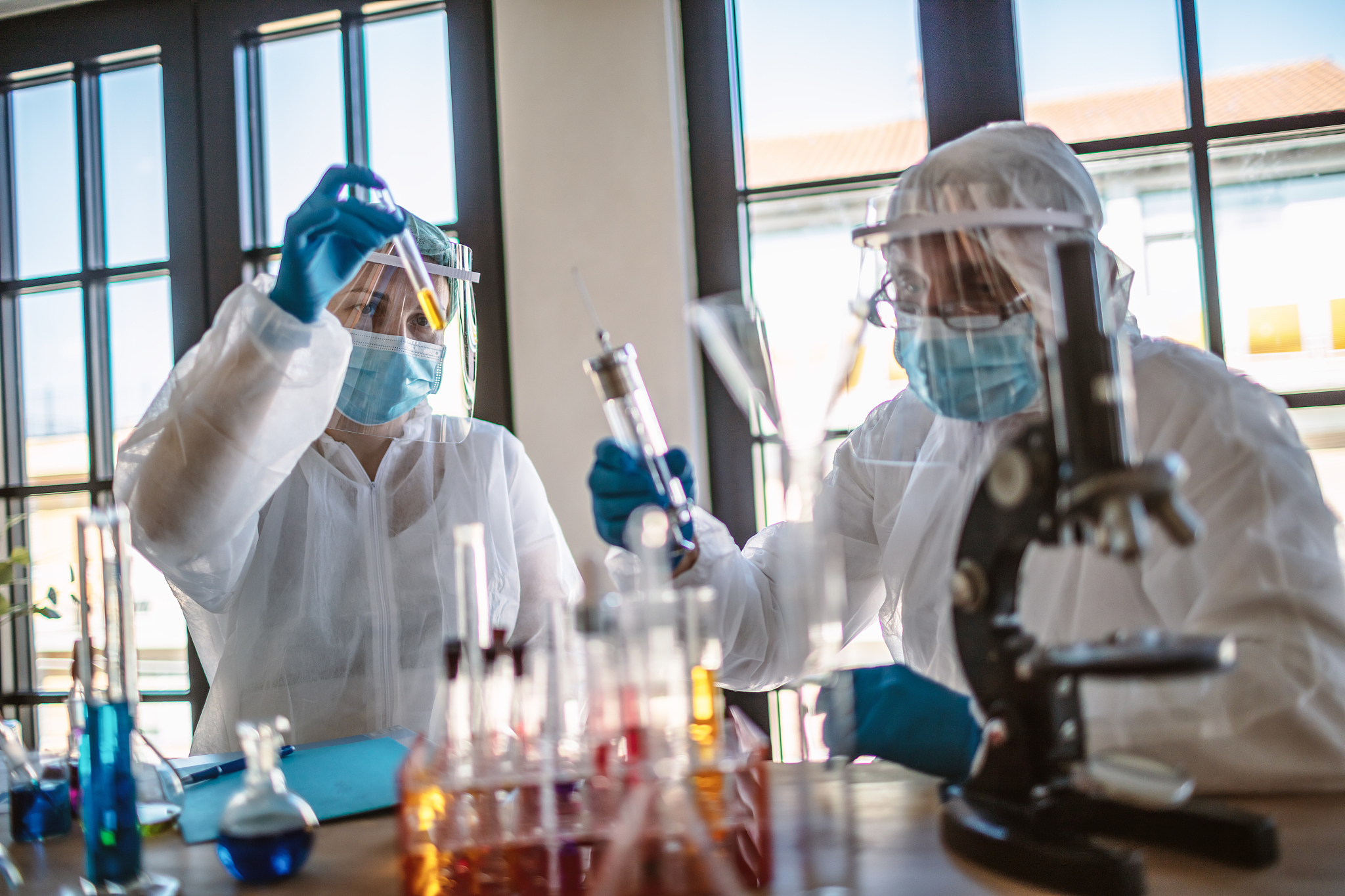 请扩写“实验室病毒泄露，导致动物死亡”这段话，要客观，但是也要突出严重性