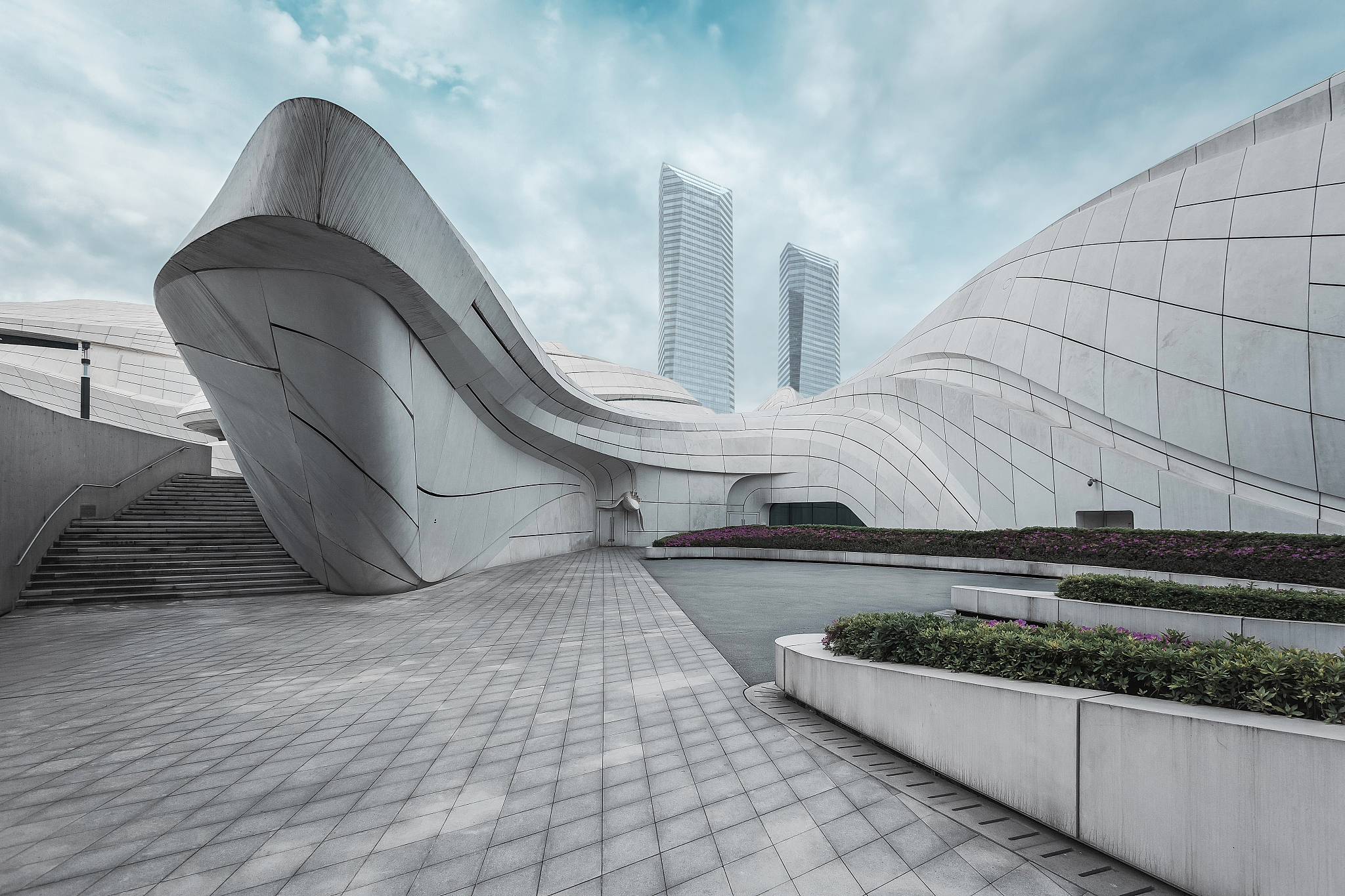 中国现代建筑特色不足的现状造成原因是什么？