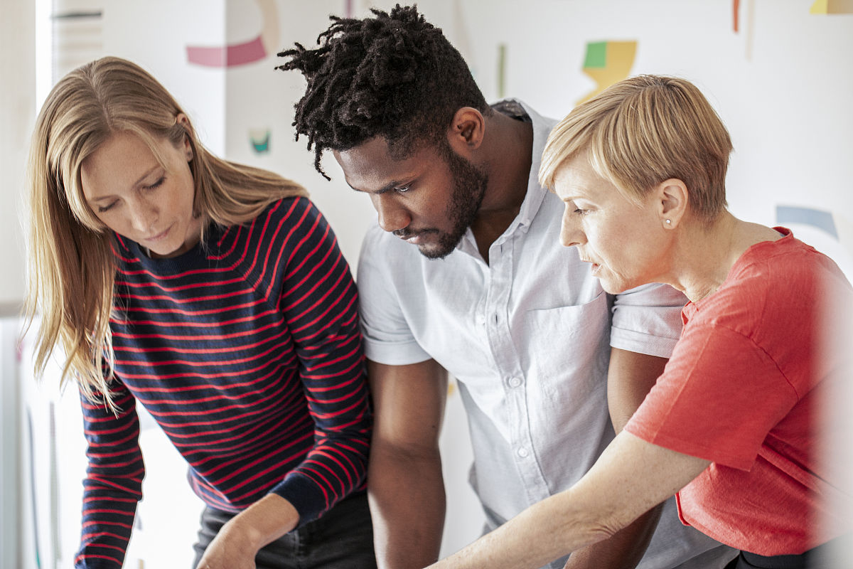 你是一位JAVA系统架构师刚入职一家投顾互联网公司你该如何制定绩效考核6～8个目标每个目标需要遵循smart原则。