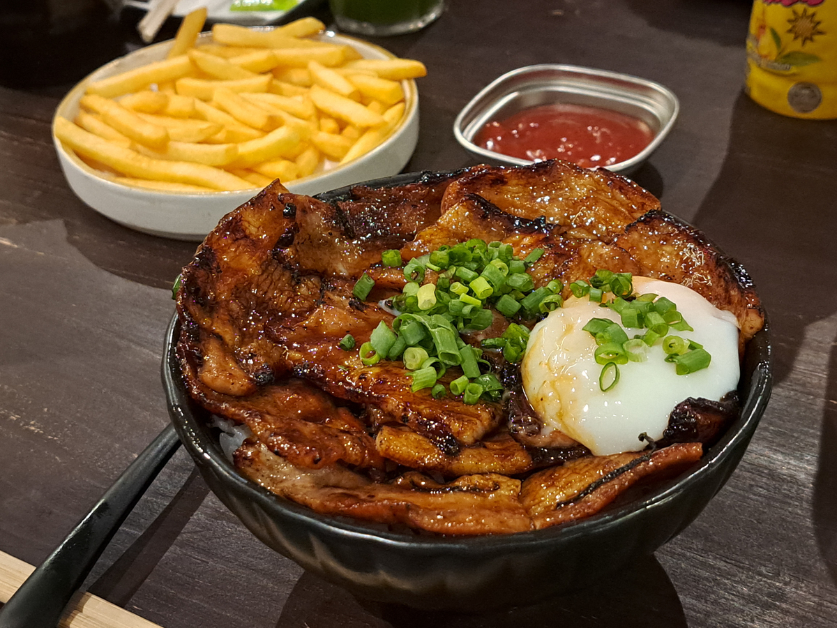 写一篇日料探店的文案有烧鸟牛肉盖饭奶酪焗口蘑土豆寿喜锅