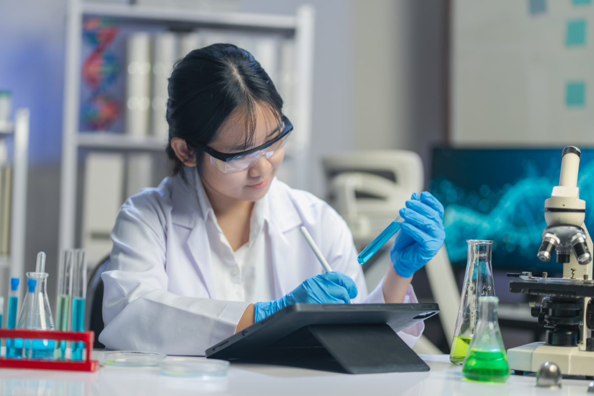 女生适合学药学专业吗？ | 探索药学专业与女生优势