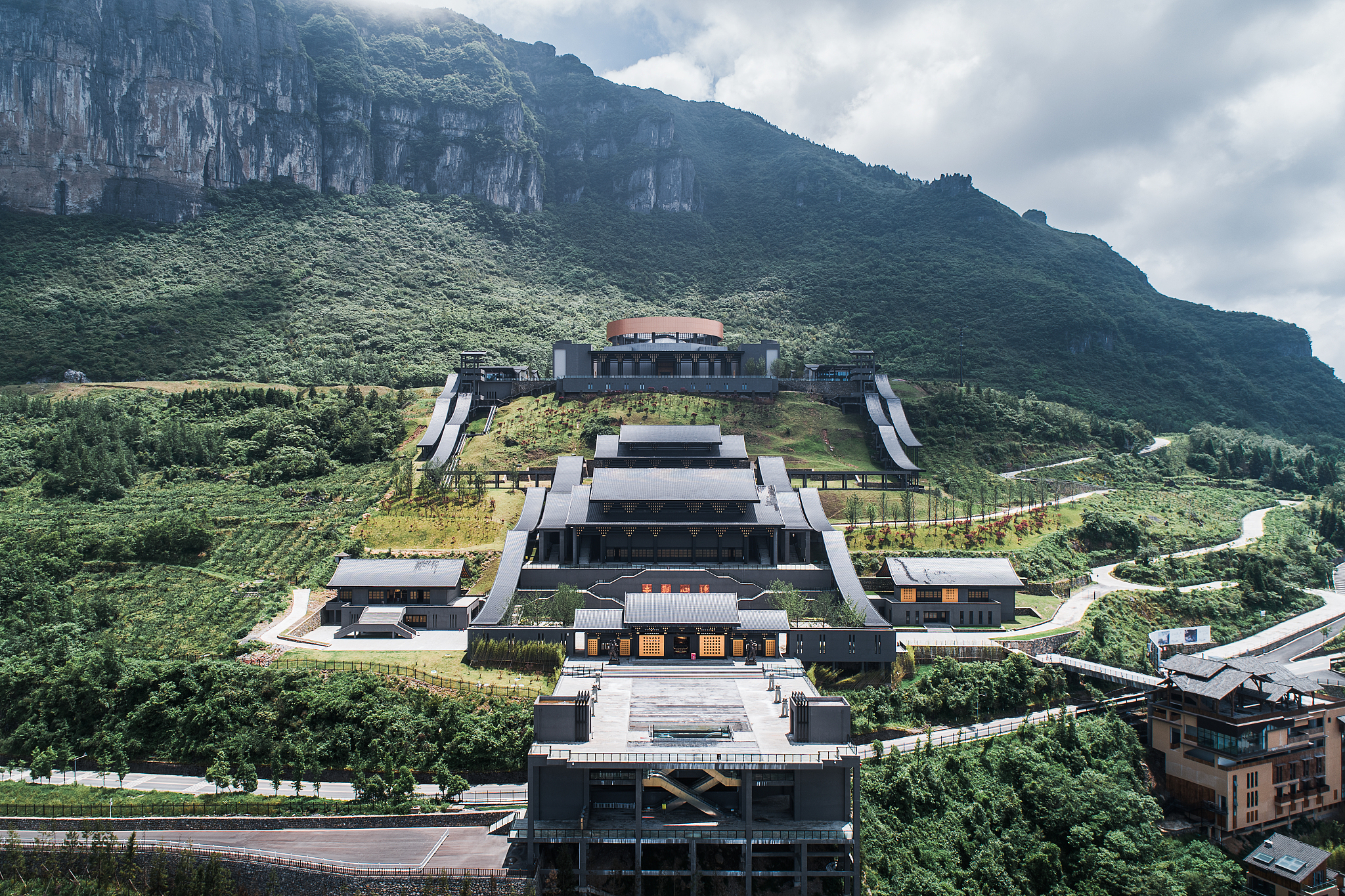 重庆旅游学校是民办学校还是公办学校？