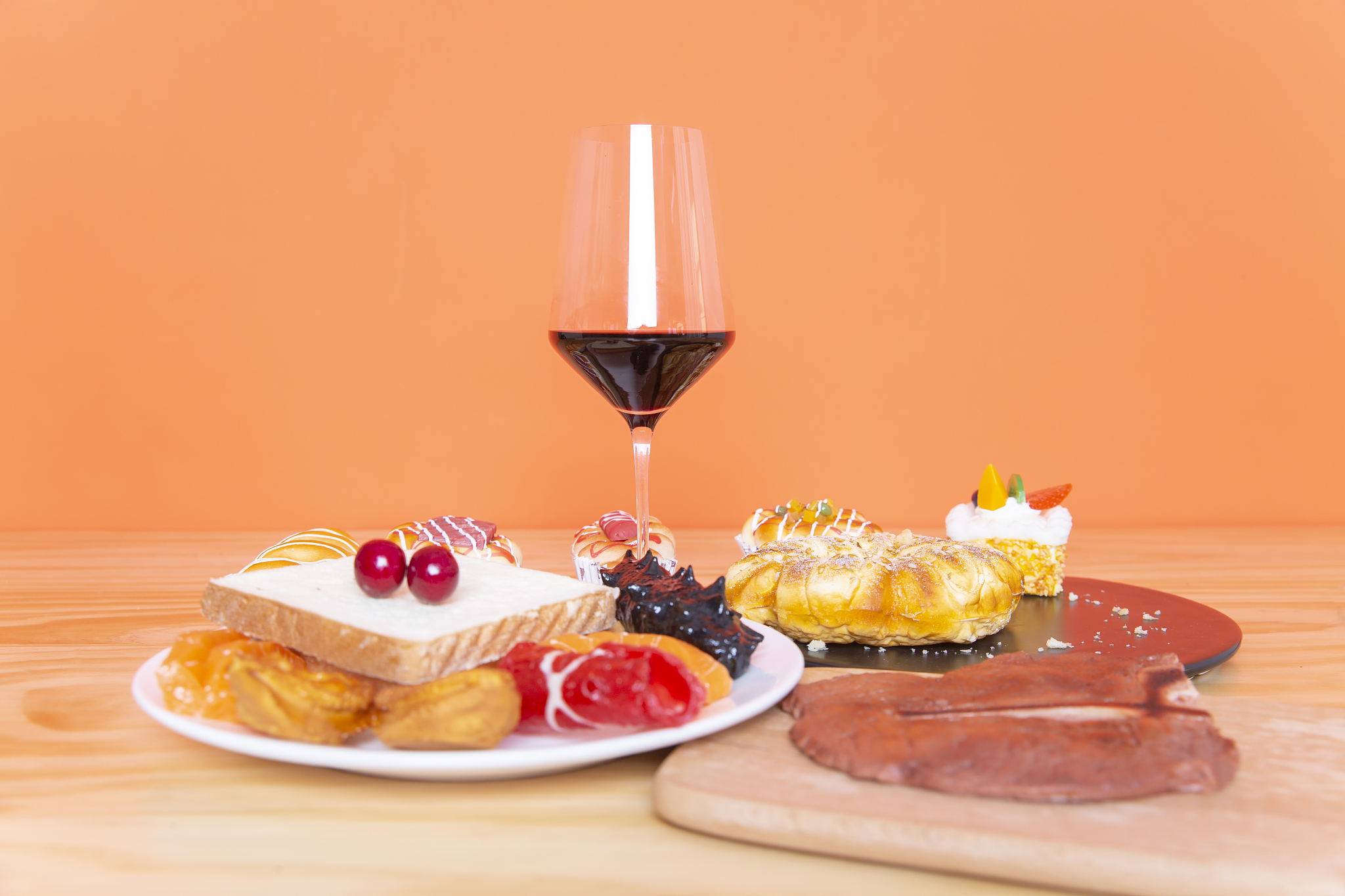 The organizational structure of Craigs restaurant and kitchen is product-oriented Craig and his kitchen team focus on products They provide high-quality products They use high-quality ingredients to e