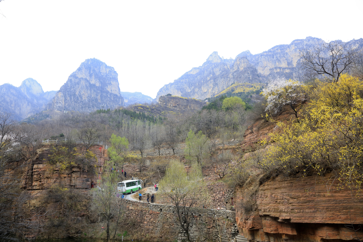 写一篇河南最美乡村——新乡郭亮村朋友圈文案。要求能根据品牌与产品的推广目的规划朋友圈文案内容；能寻找相关的文案并制作成朋友圈素材；朋友圈文案表达清楚配图清晰不失真文案类型较丰富能吸引用户。