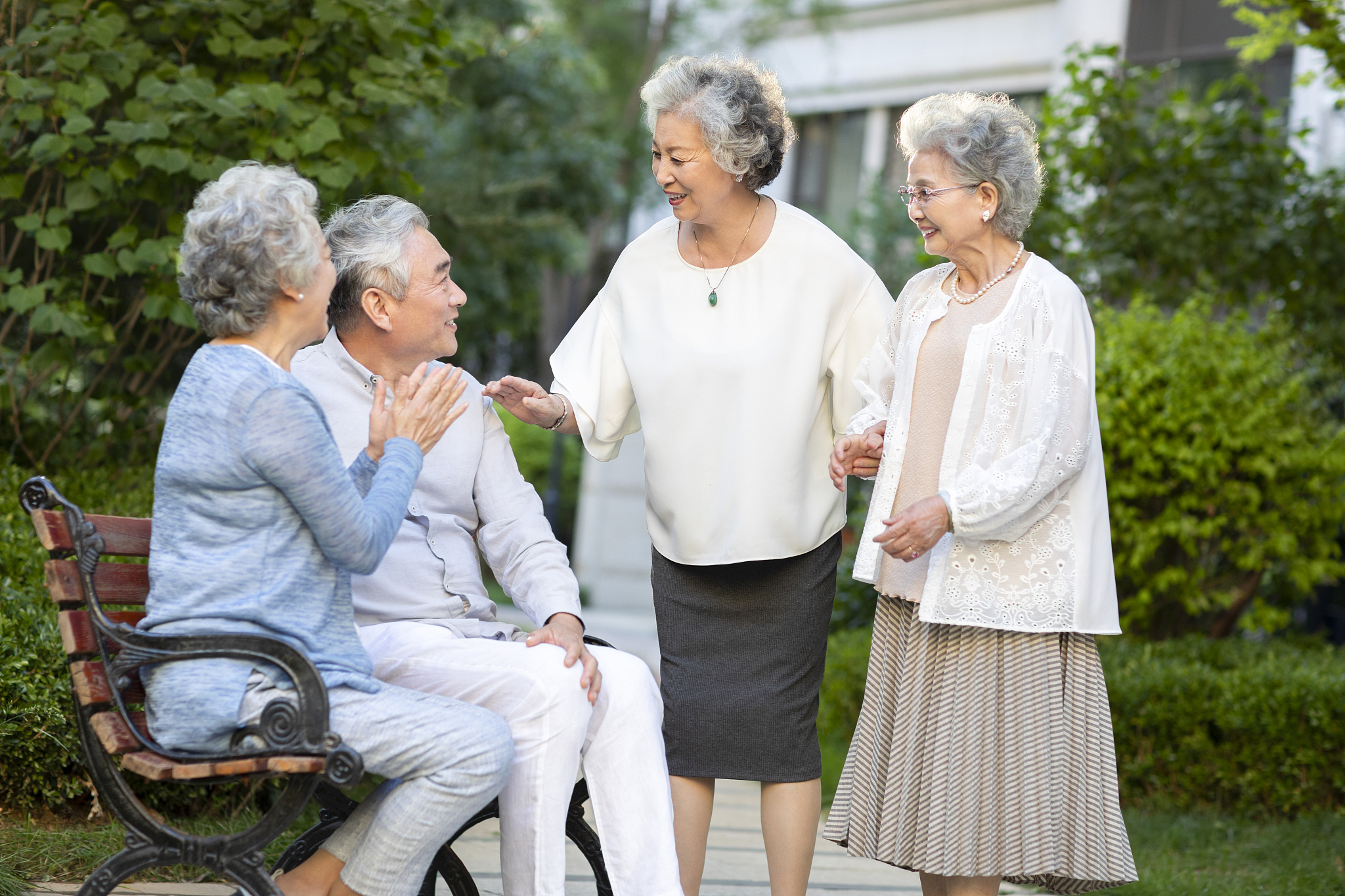 目前社会养老方式比较单一且缺乏统一的标准在调查延安市农村老人居住情况的过程中了解到没有老人在敬老院等养老机构居住。社会化养老在朔州市发展缓慢这就需要大力普及、多层次开展社会化养老。请用中文把上面内容换一种表达方式要求不能与上文中的语句重复要求语通顺不能与上文有连续5个字的重复。