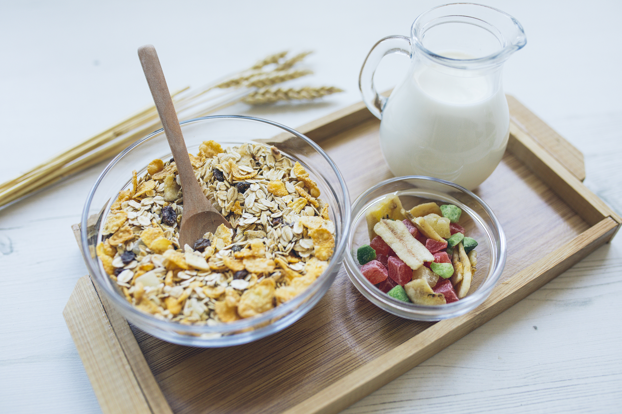 有没有一款简单+营养+充饥的早餐推荐一下？ 请以该问题写一篇不少于2000字的新媒体回答要求内容丰富、有信息量、有独创性、有中心思想体现有价值的观点、看法和思考能够帮助读者开拓眼界、带来帮助和引发共鸣