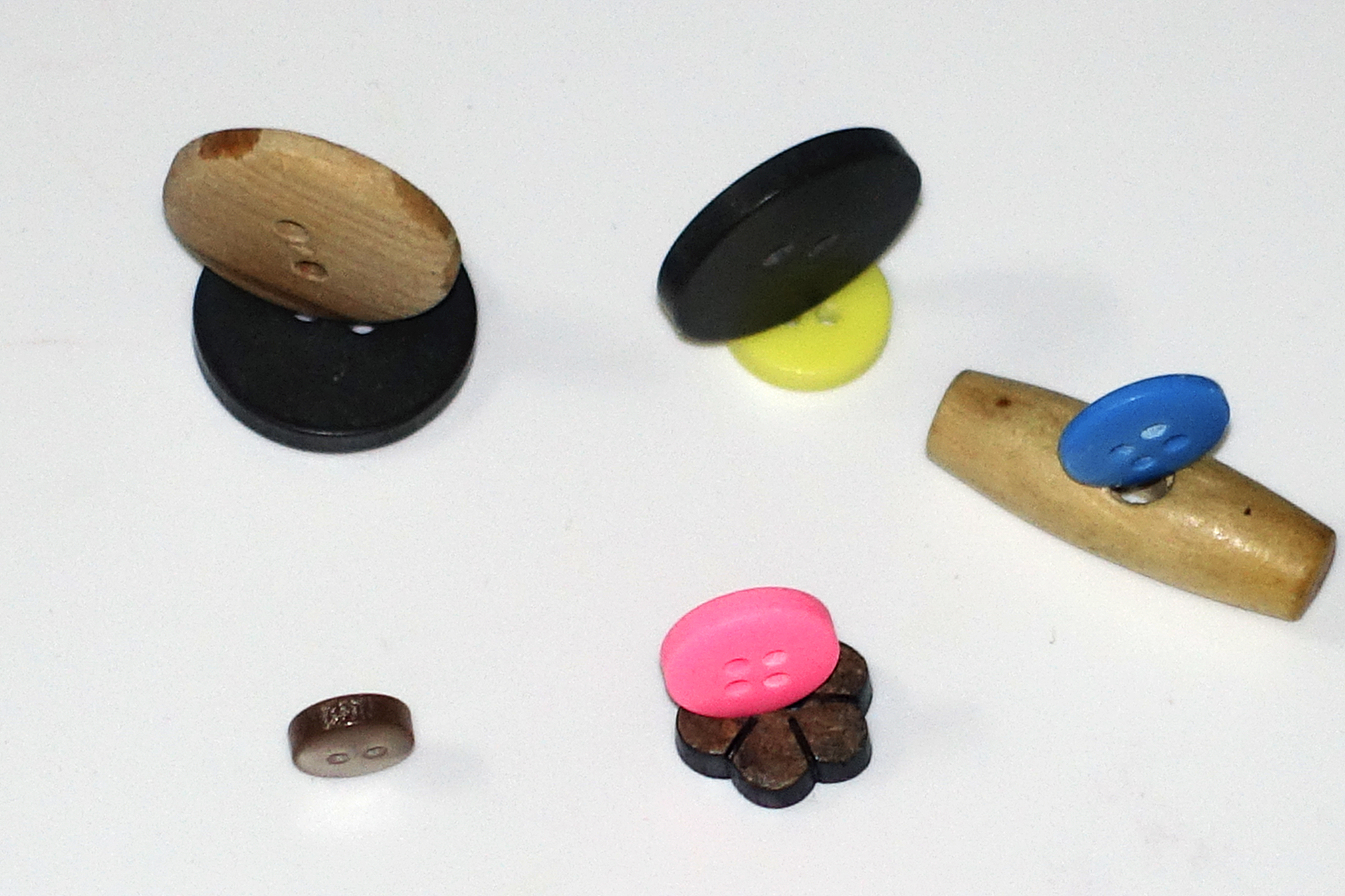 一个磁铁吸着一个棍子按按钮它就掉下来了什么原理帮我用200字详细描述