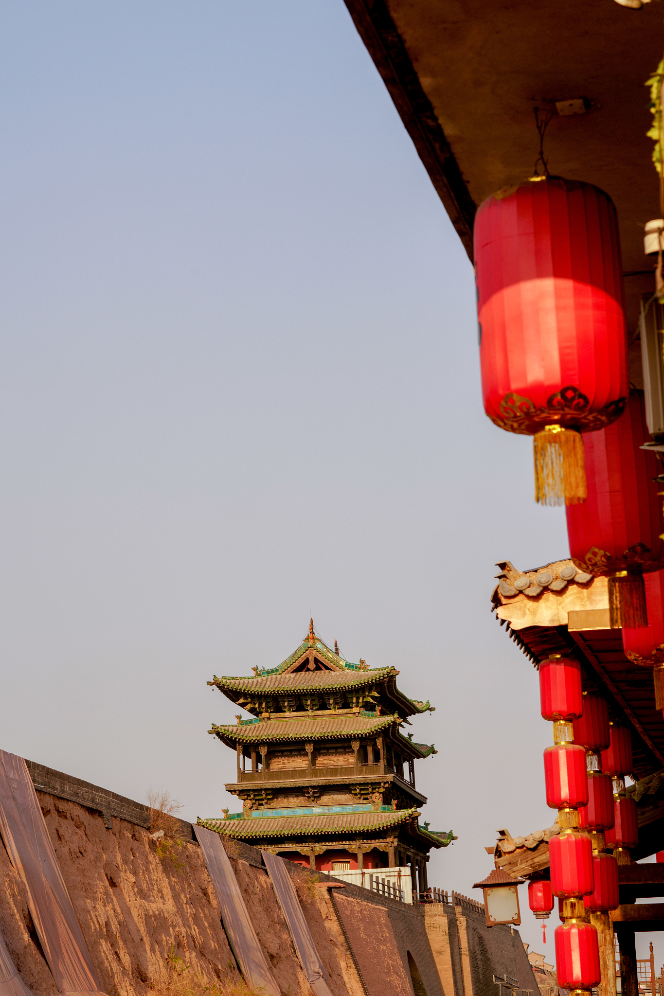 给下面文字加一个有趣的开头普通人的思路是：给工人一个馒头他就会干一个小时的工作。如果你想让工人再干一个小时你需要再给他一个馒头。东亚人的思路则是：第一天工头给了一百个人一个馒头告诉他们干活最多的人会得到它。第二天工头又给了一百个人一个馒头告诉他们干活最多且说话最好听的人会得到它。第三天工头先让工人干活然后拿着一个馒头和小舅子分享回来后给工人一些馒头渣泡水喝。工人抱怨说吃不饱但工头只是威胁说如果他们