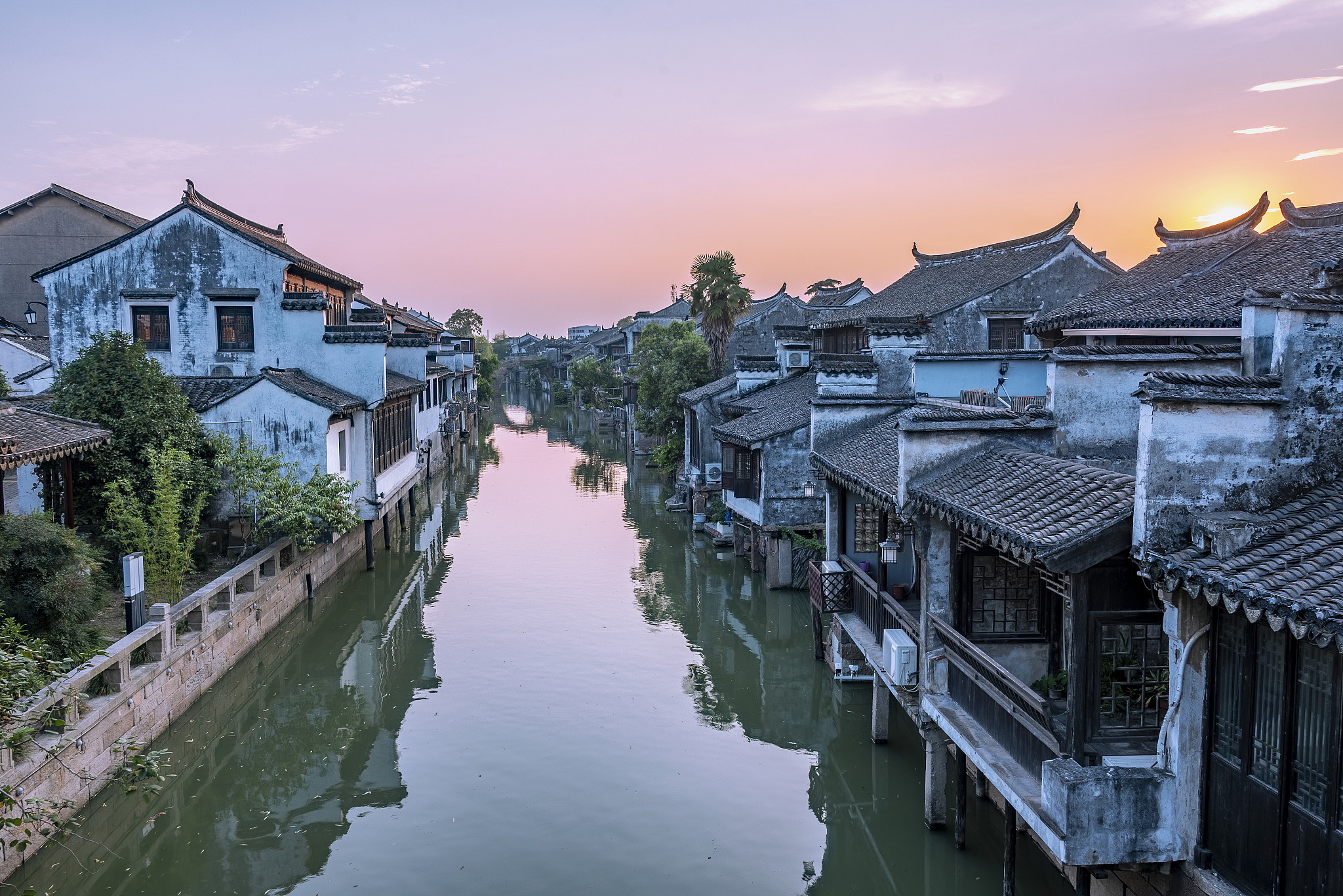 夕阳中的太仓沙溪古镇,河道中倒影出蓝紫色的天空