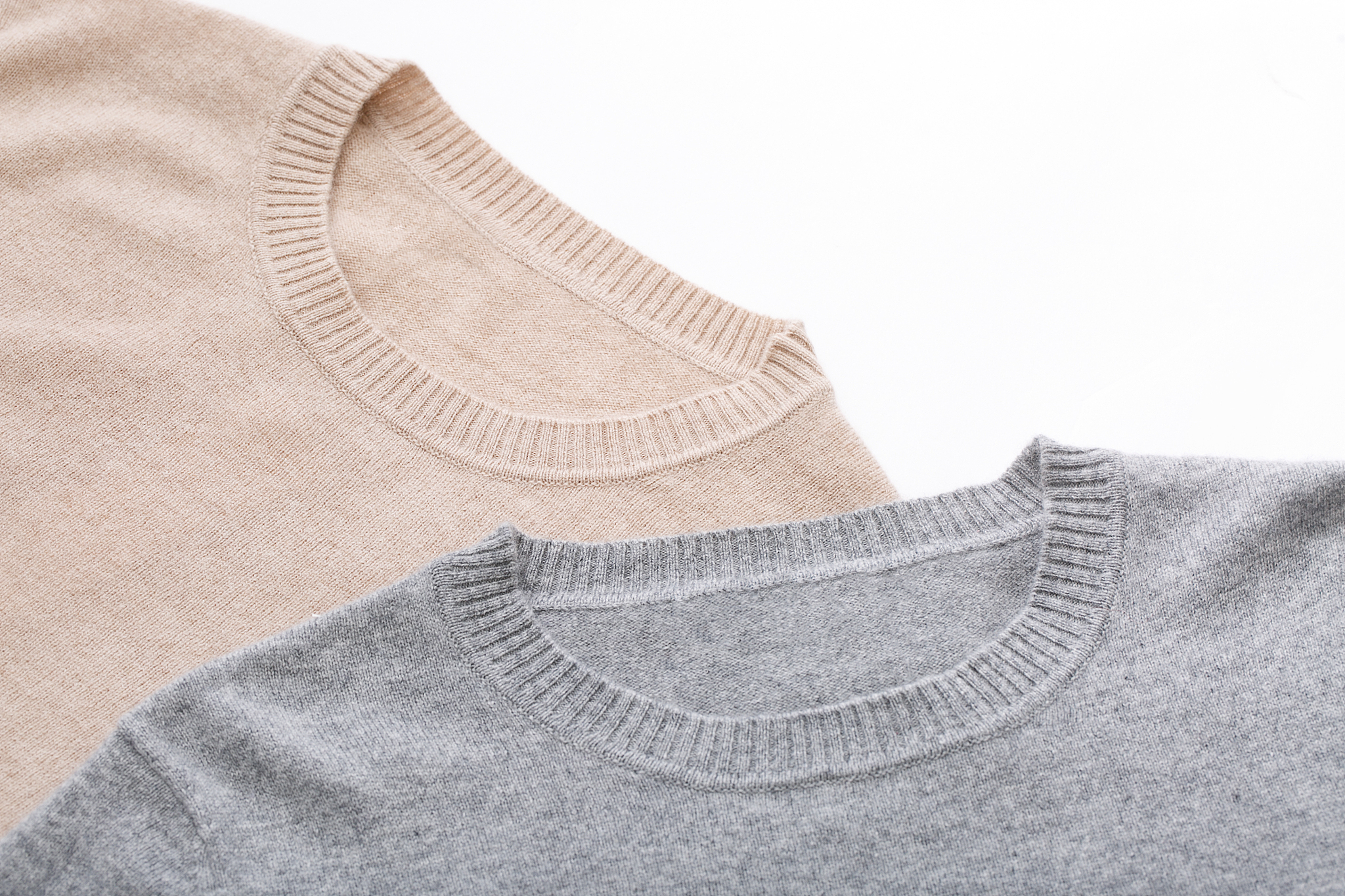 你可以帮我写一份关于丝羊绒圆领纯色针织精纺打底的话术要适配春夏季节的话术 100字左右