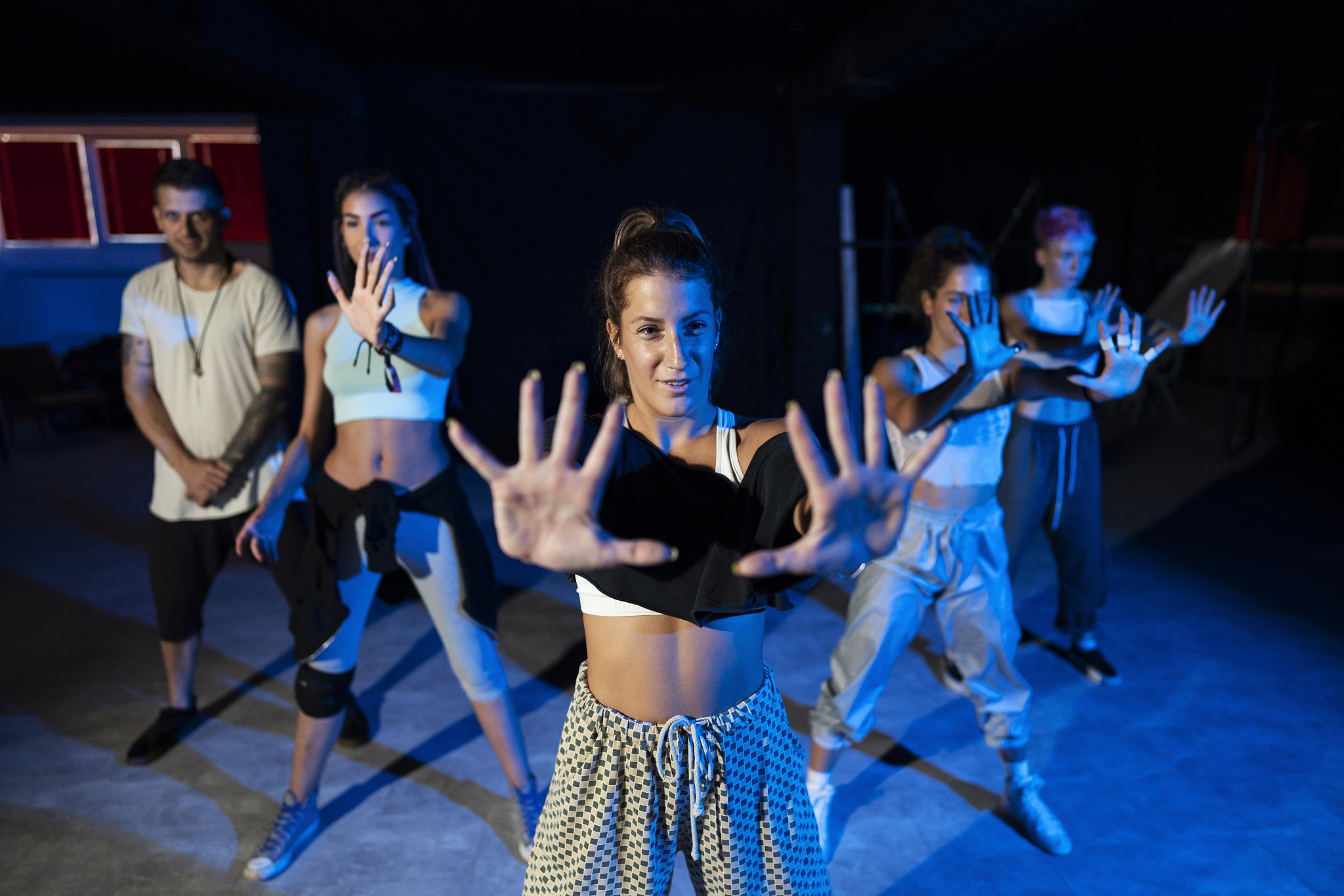 用英语写一个女孩子克服身体上的残疾站上舞台