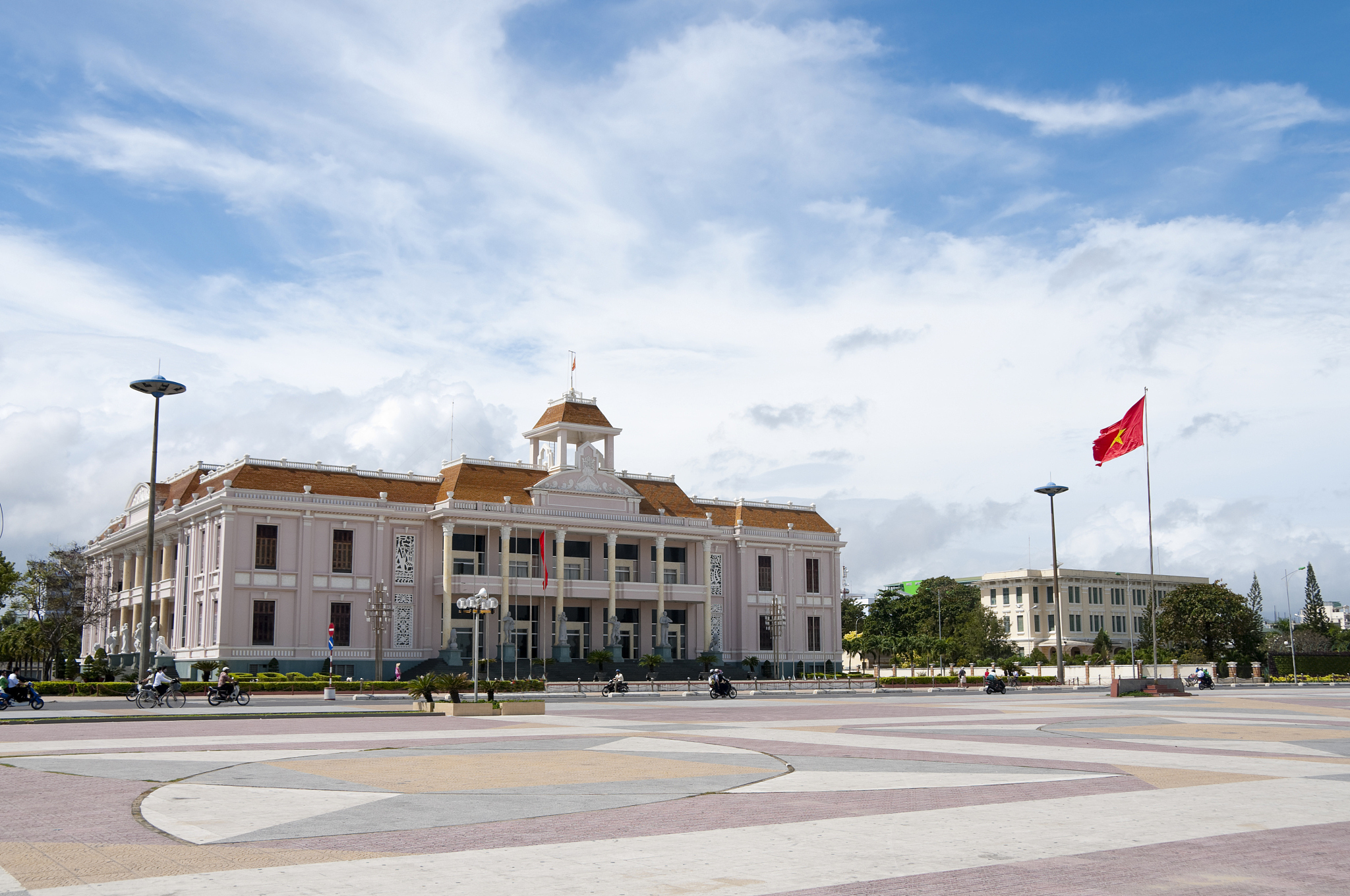 中国驻柬埔寨大使馆：促进中柬友好合作的桥梁