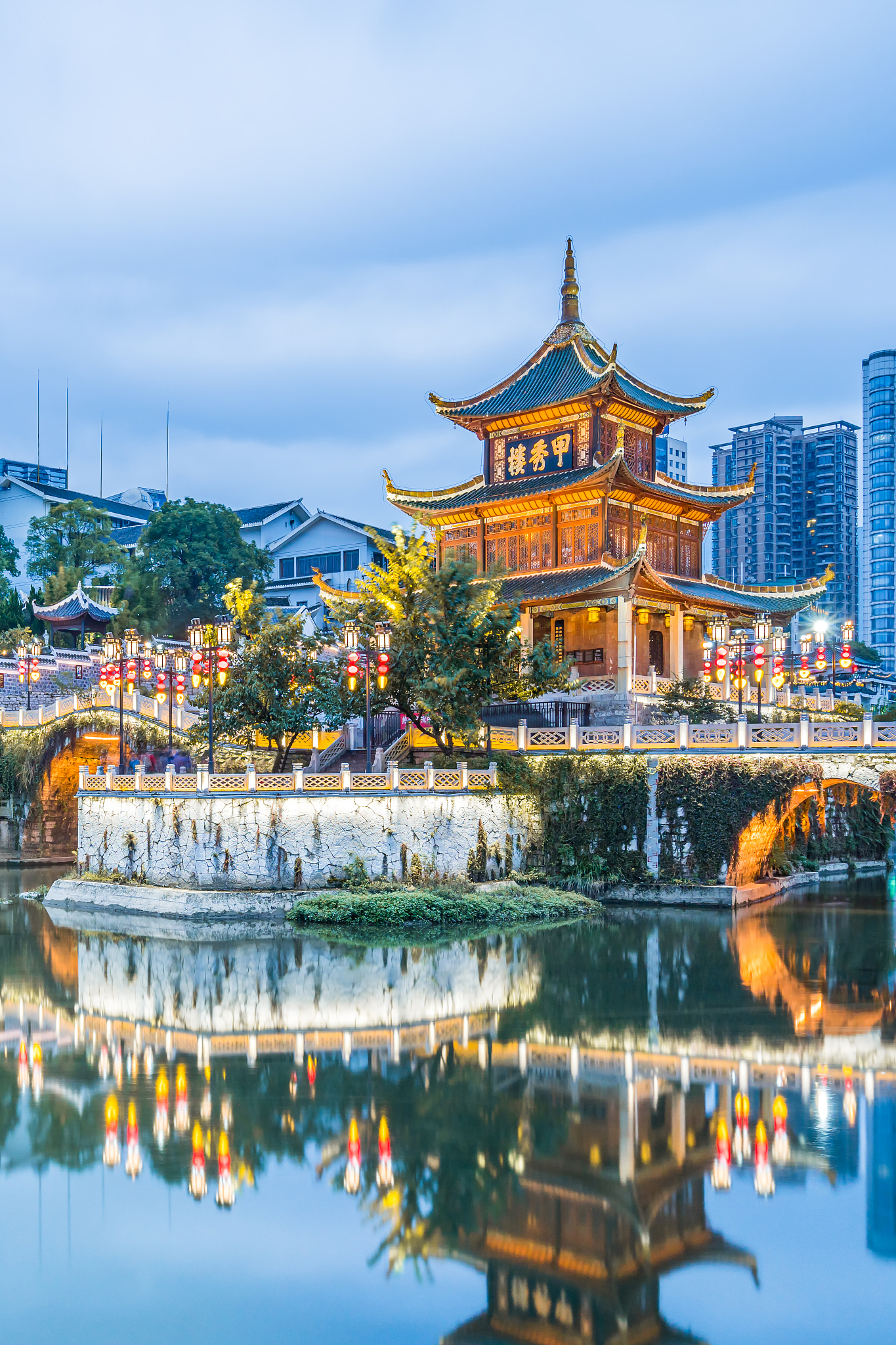中国贵州贵阳甲秀楼建筑夜景风光