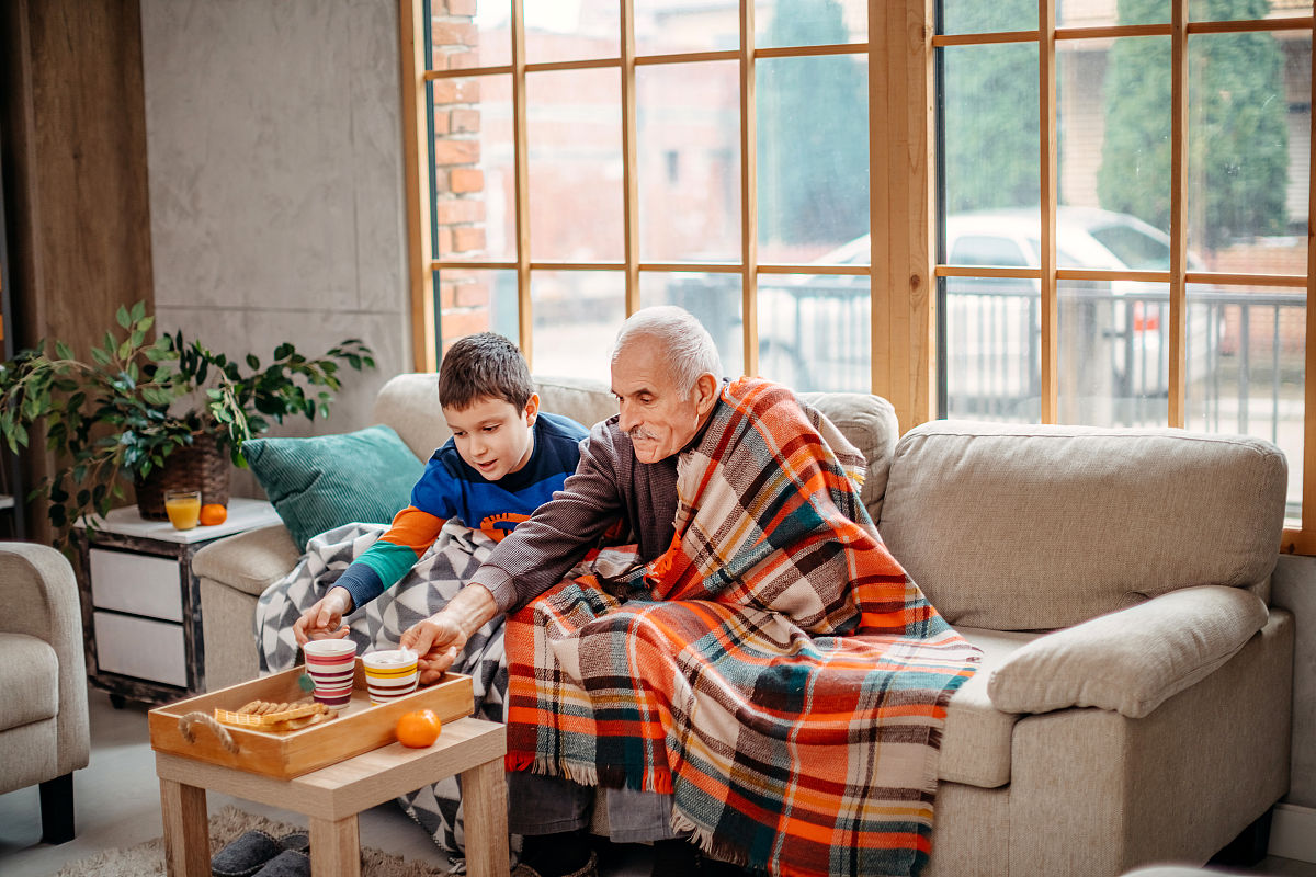 温暖的夏日午后：一个关于帮助老奶奶的小故事