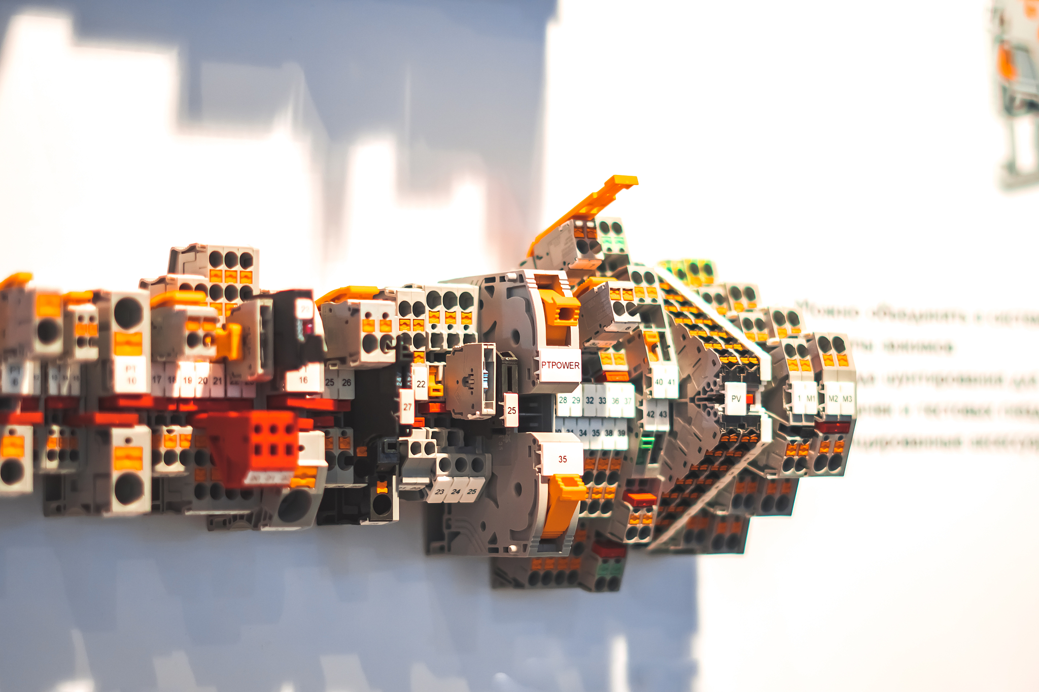 帮我创建一份制造工厂用电安全培训的演示文档用markdown方式输出