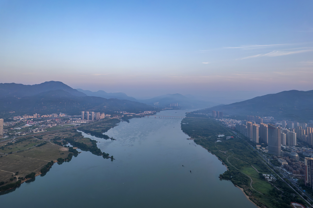 黎明前的河畔城市