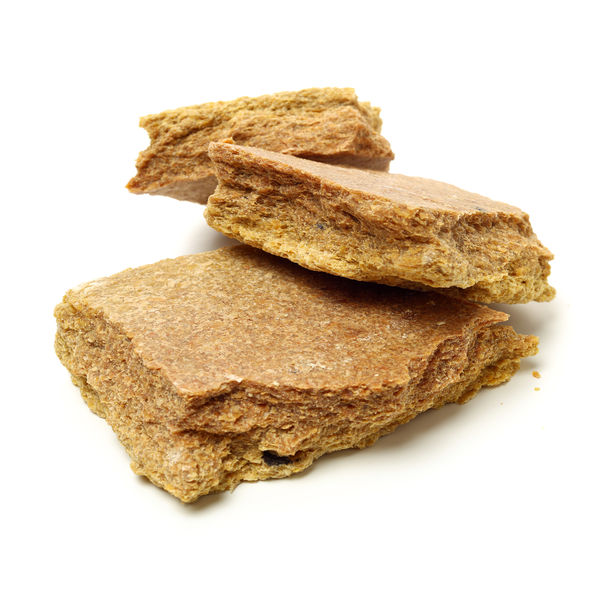 请翻译他向我们展示了工厂收到的一些关于豆粕质量的投诉甚至有些豆粕被退运。我们注意到被投诉内容为豆粕内还有焦糊粒收货人也认为焦糊粒为碳化豆生成。