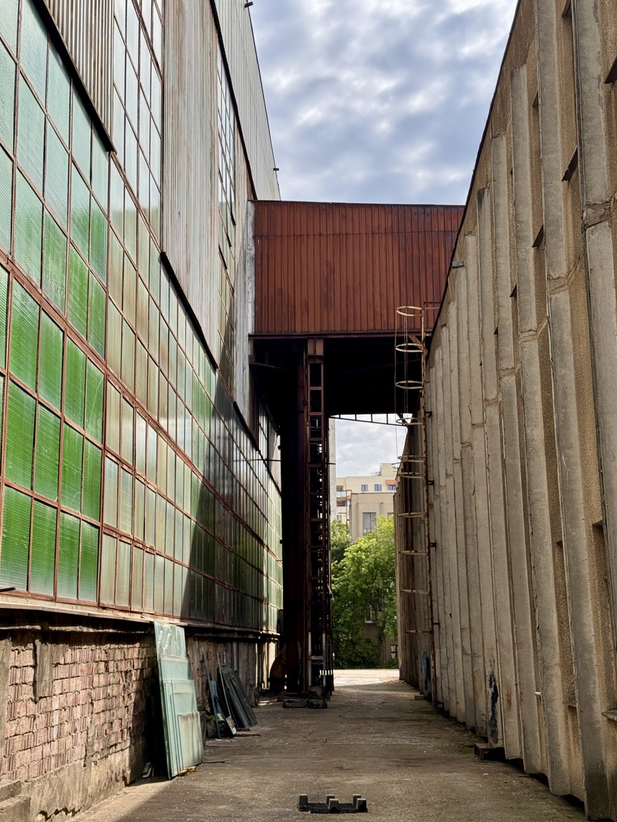 把这段话降重为10：八里庄项目立足工业遗址片区资源特色将工业遗产保护利用作为串联城市发展要素保护厂房原有结构肌理通过现代技术手法加以修缮改造和活化利用植入文创办公、展览展演、数字传媒技术研创等功能实现载体空间激活形成工业遗产+ 文创园区+ 文旅地标三位一体的东郊文旅新地标。