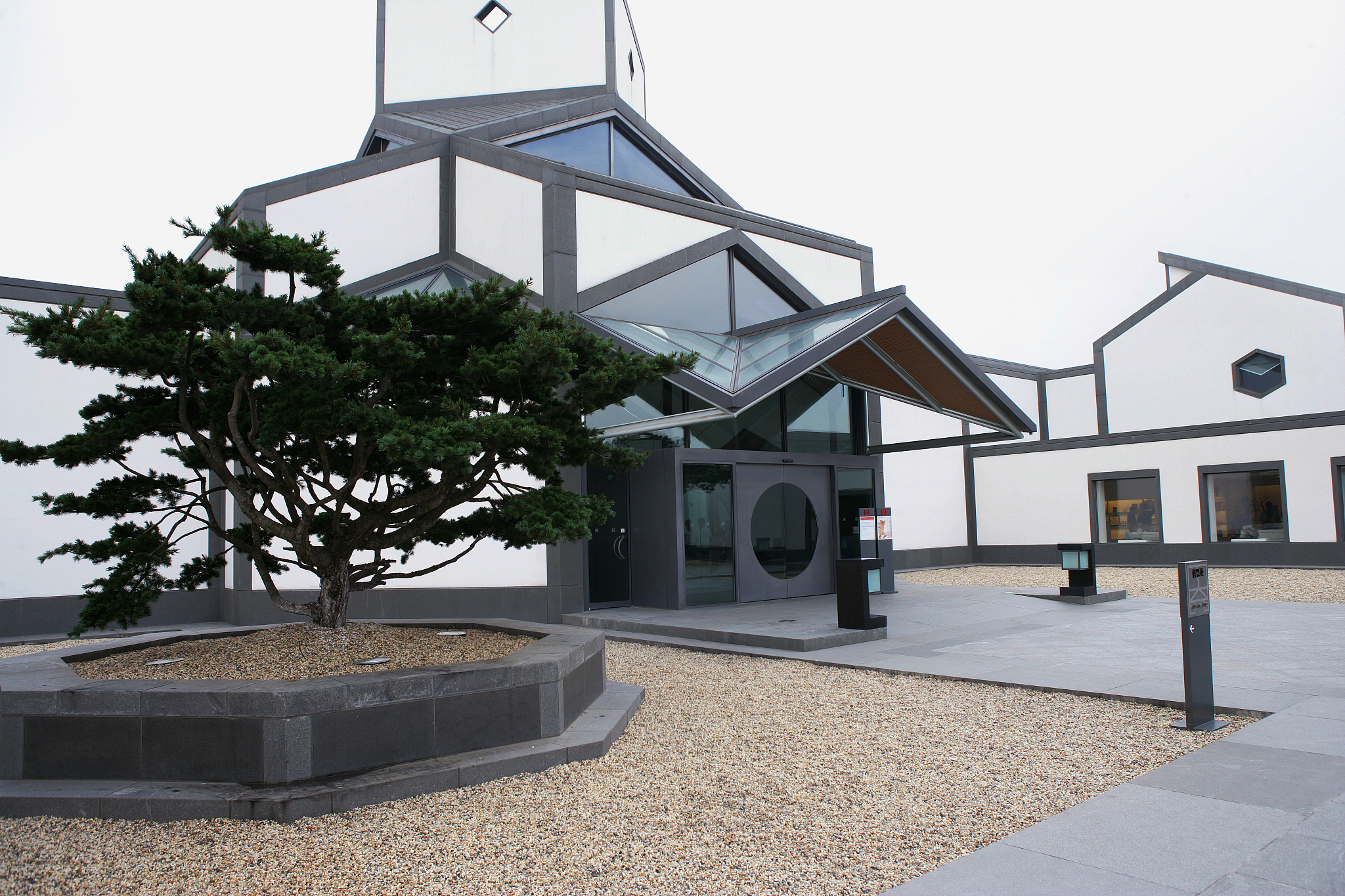 翻译 独特的展览场地：由建筑设计师熊峰在上海崇明岛建立的椿庭朴门