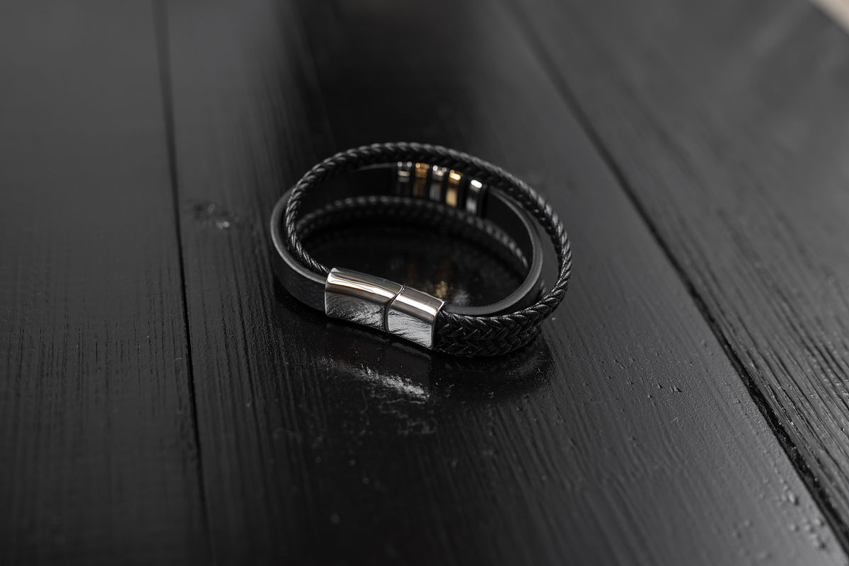 经典黑色皮革手环：简约时尚，个性之选