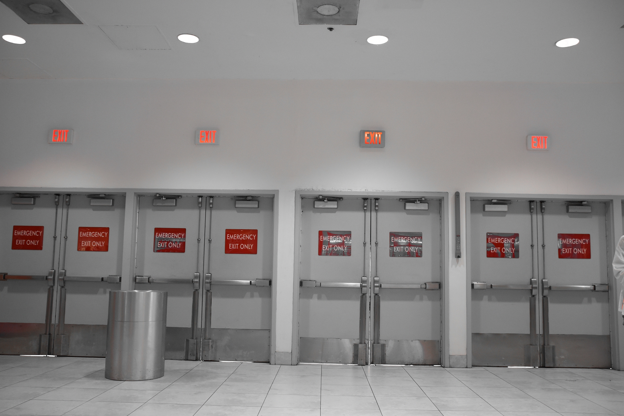 常闭式防火门标识：两面都要贴吗？