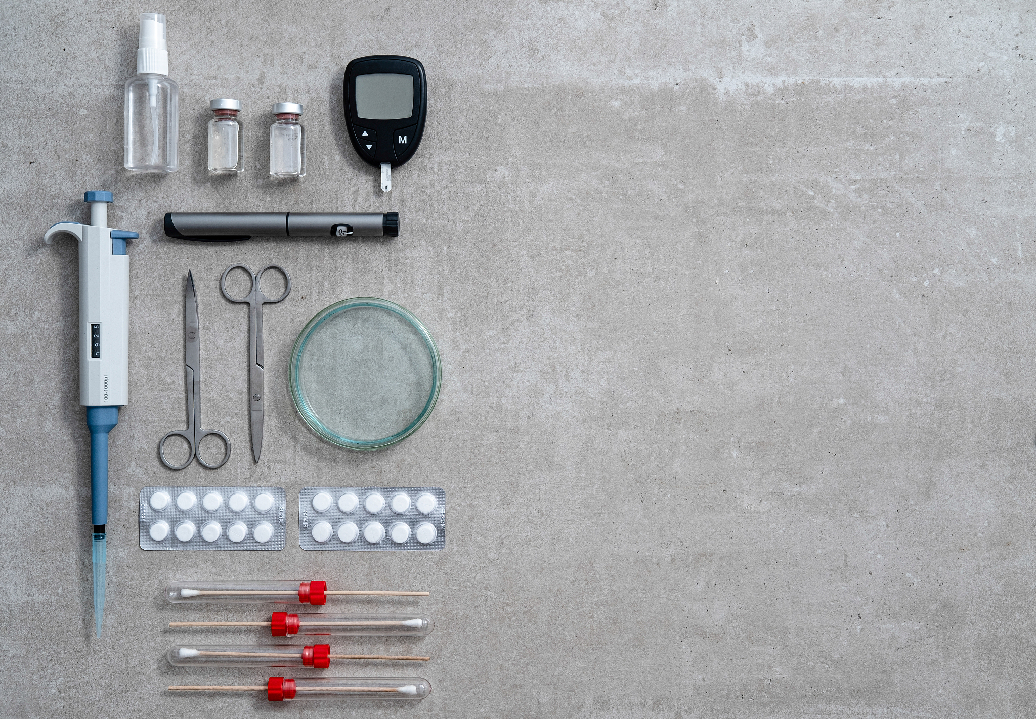 公司品牌舒捷医疗。主要是做骨锯和骨钻以及医疗动力系统用于医生做手术时的工具主要客户面向医院。现在需要一句广告词能快速占领心智请给出20个符合公司定位的slogan