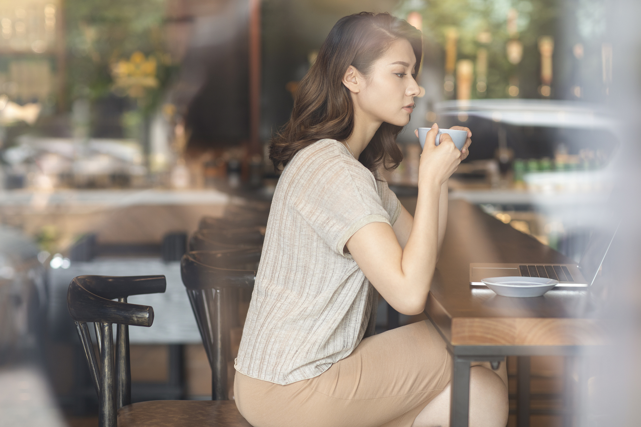优雅女士在咖啡店使用笔记本电脑