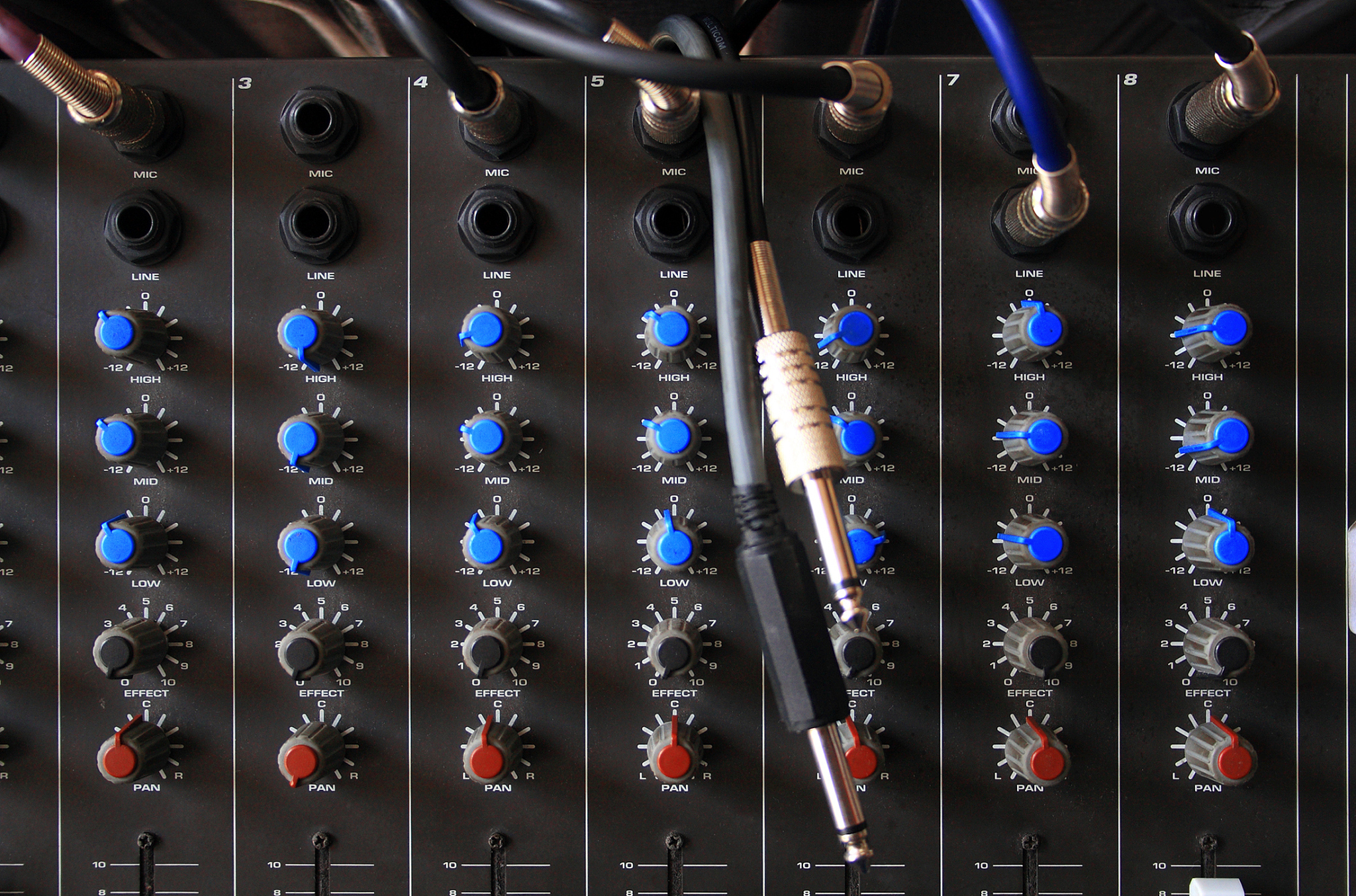 古筝怎么调琴帮我用210字详细描述