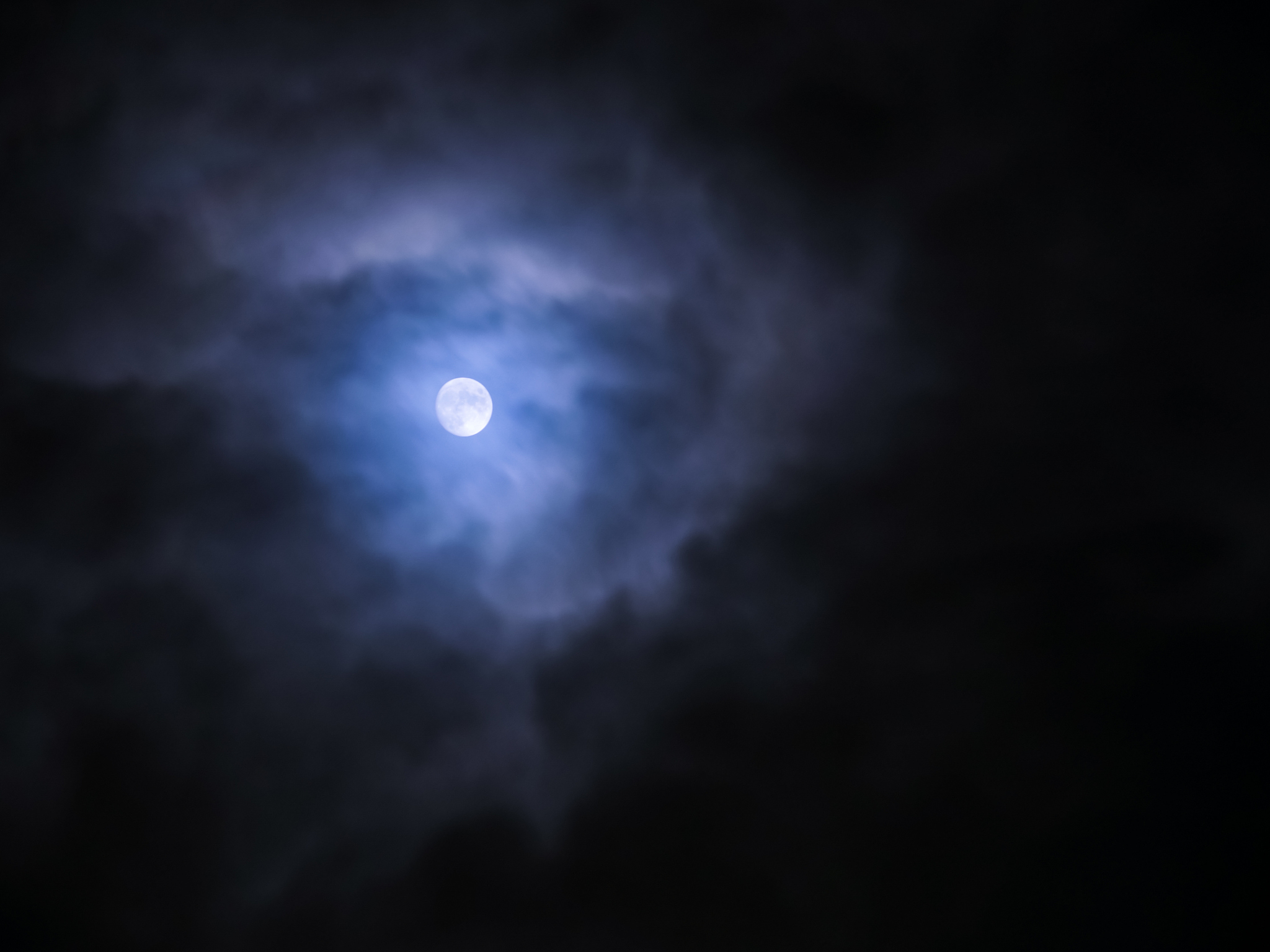 书窗上的那轮明月：静谧夜色下的美丽光辉