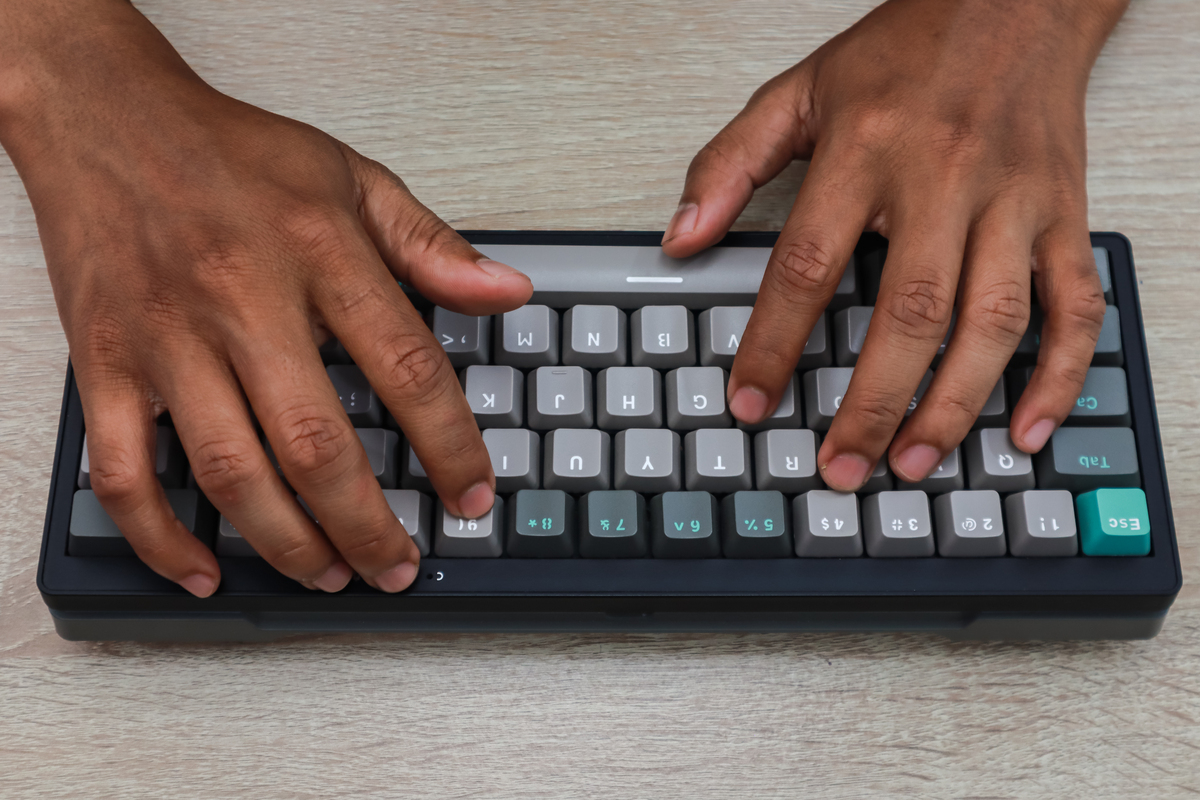 请用15000字说服我的父亲为我购买一个900元的键盘。我是一名初中生每天输入3000字。