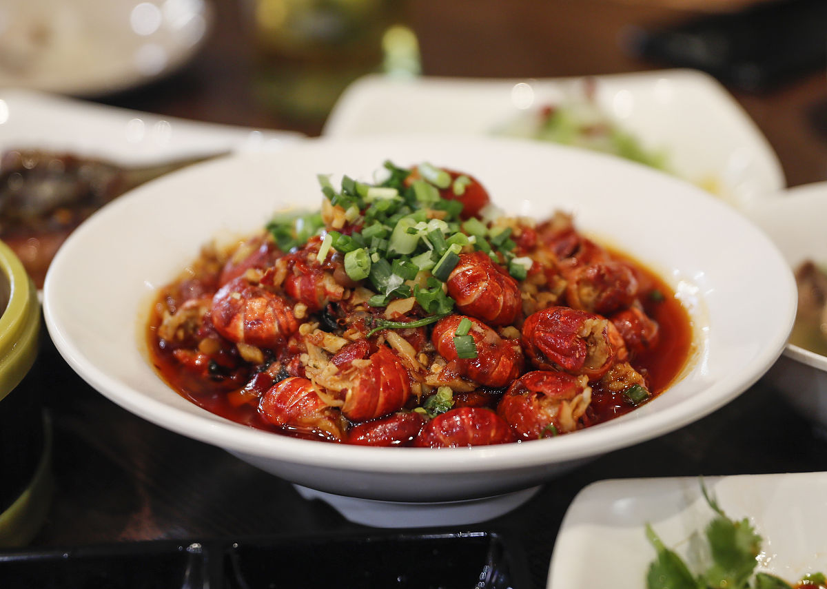 写一篇中国美食的地域特色：东北饺子、湘菜辣子鸡、海南椰子饭